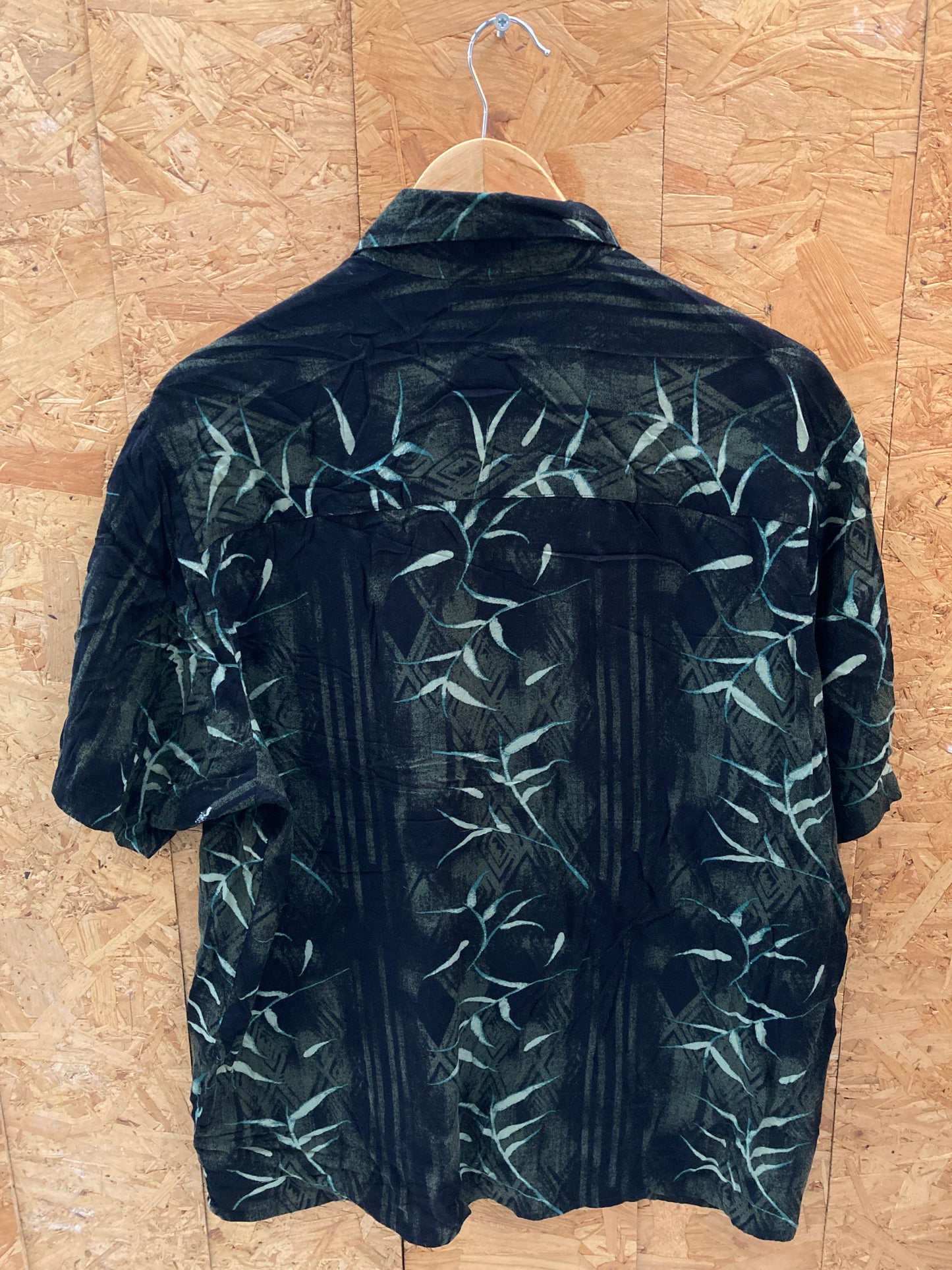 Vintage 90s viscose black green bamboo pattern Hawaiian shirt size medium