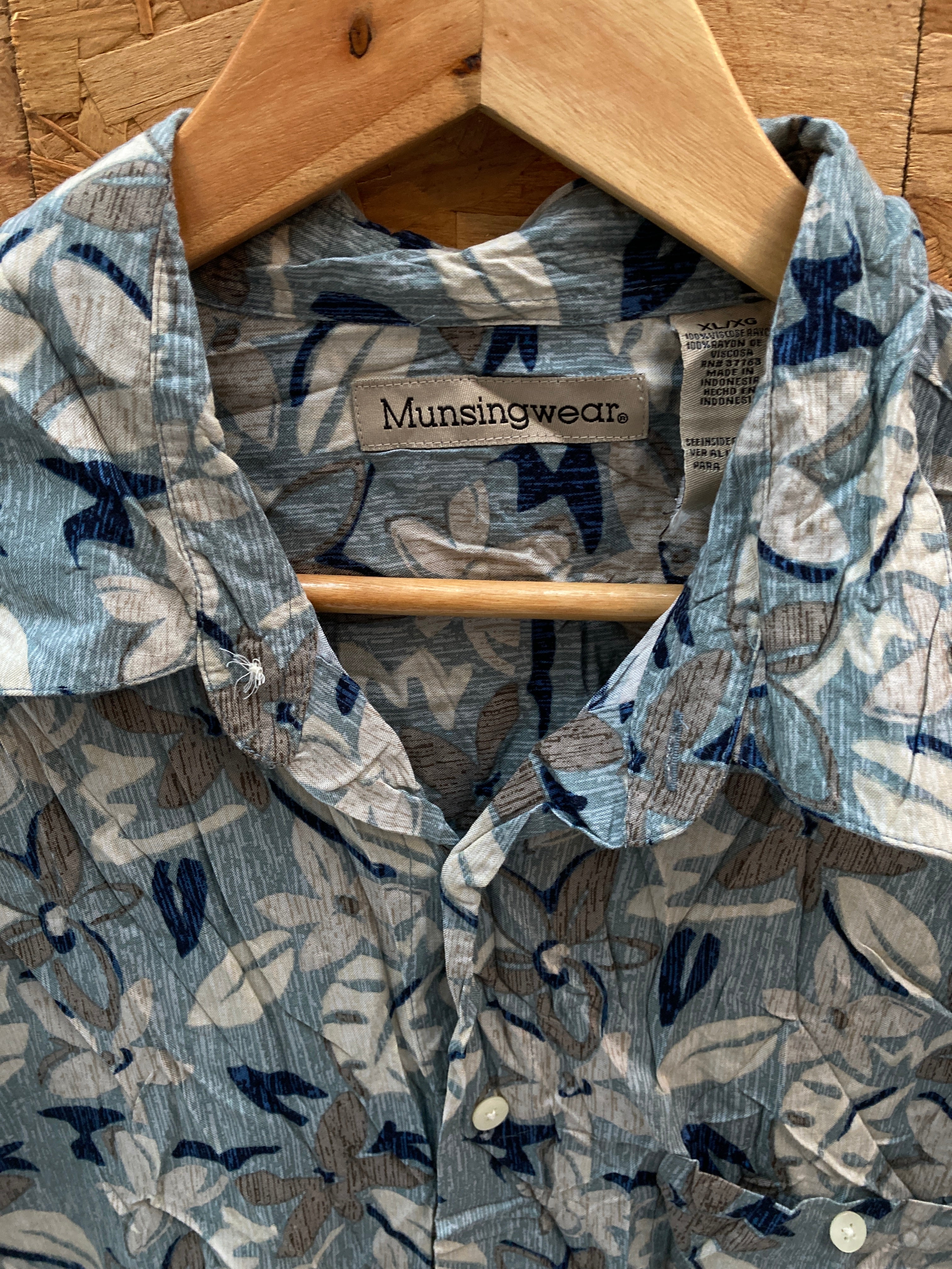 Vintage 90s light blue grey floral pattern Hawaiian shirt size XL by Munsingwear