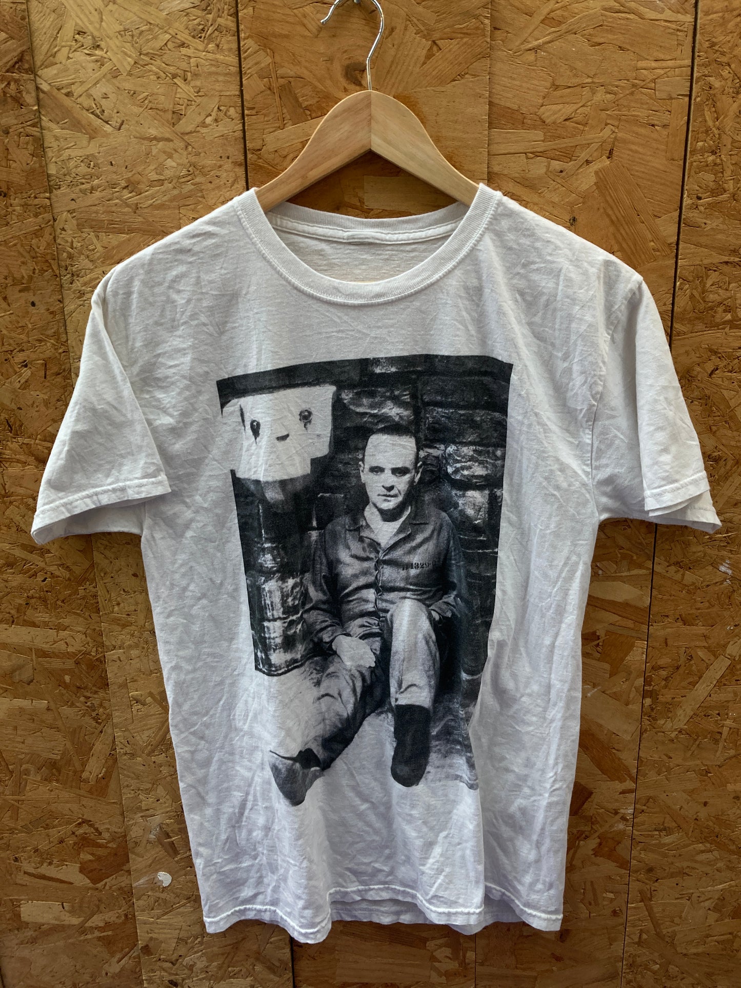 Vintage Y2K Hannibal Lecter prisoner print souvenir white t-shirt size small