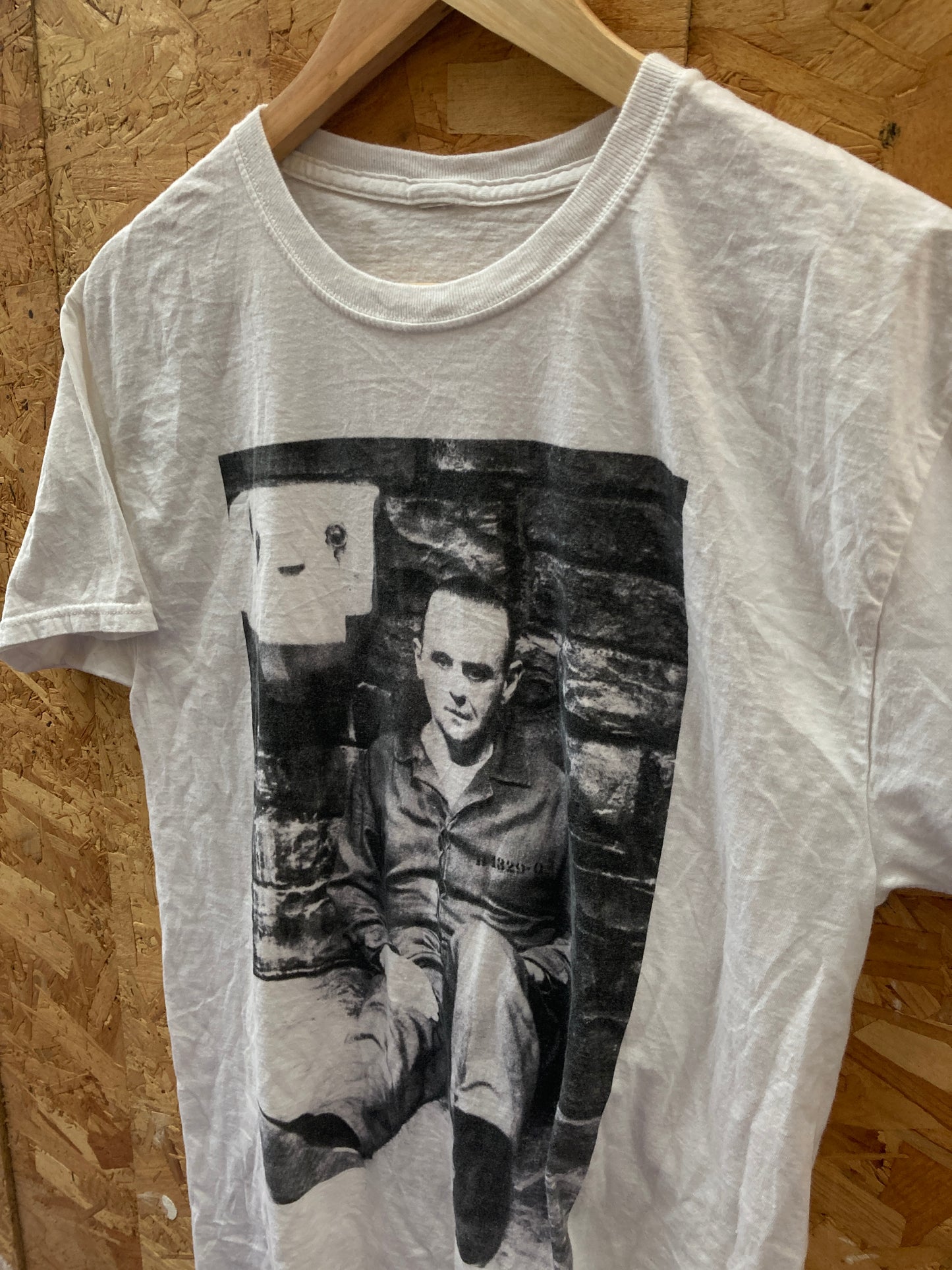 Vintage Y2K Hannibal Lecter prisoner print souvenir white t-shirt size small