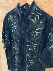 Vintage 90s viscose black green bamboo pattern Hawaiian shirt size medium