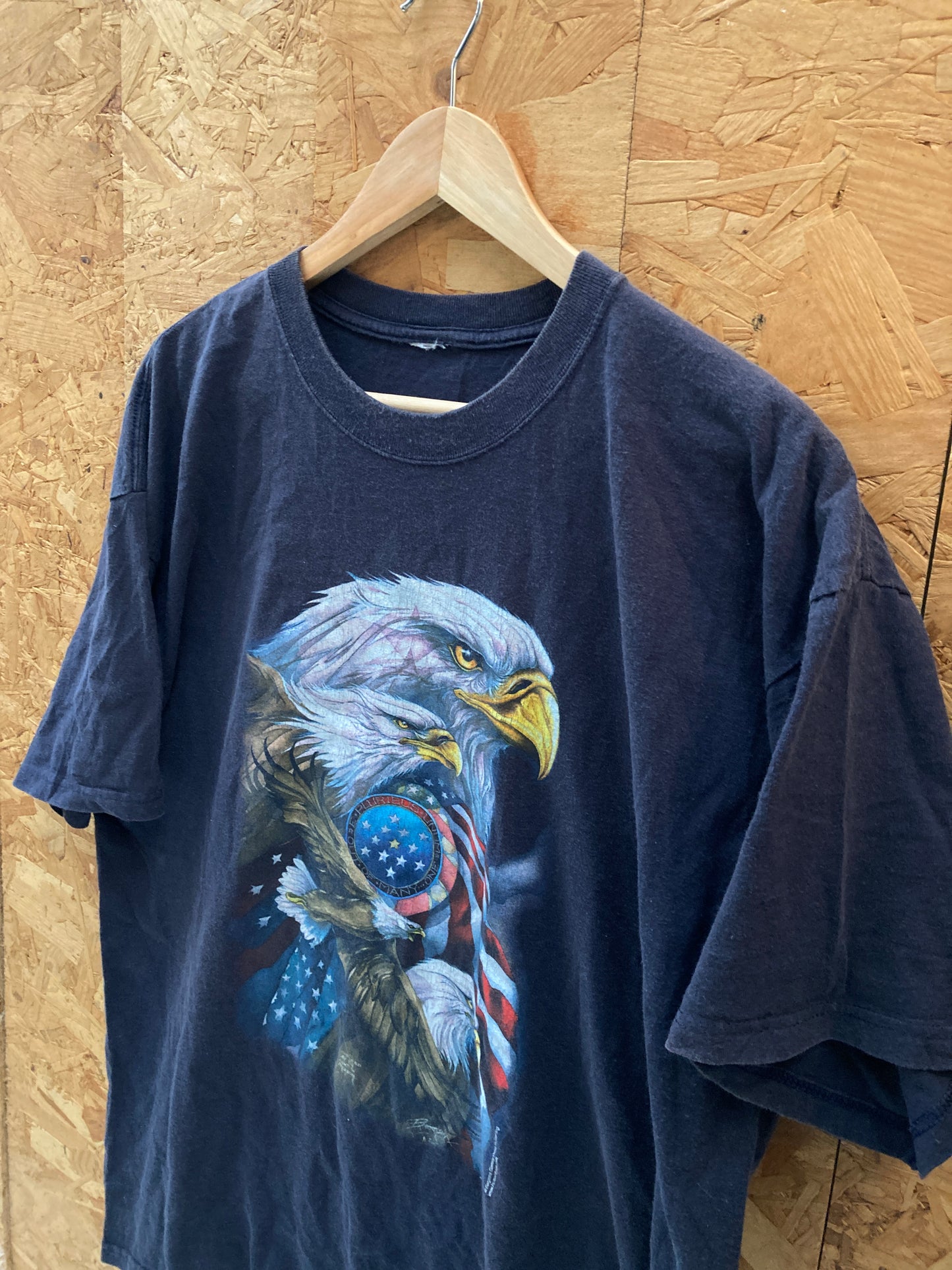 Vintage 90s navy blue American flag and eagles patriotic graphic t-shirt size XL