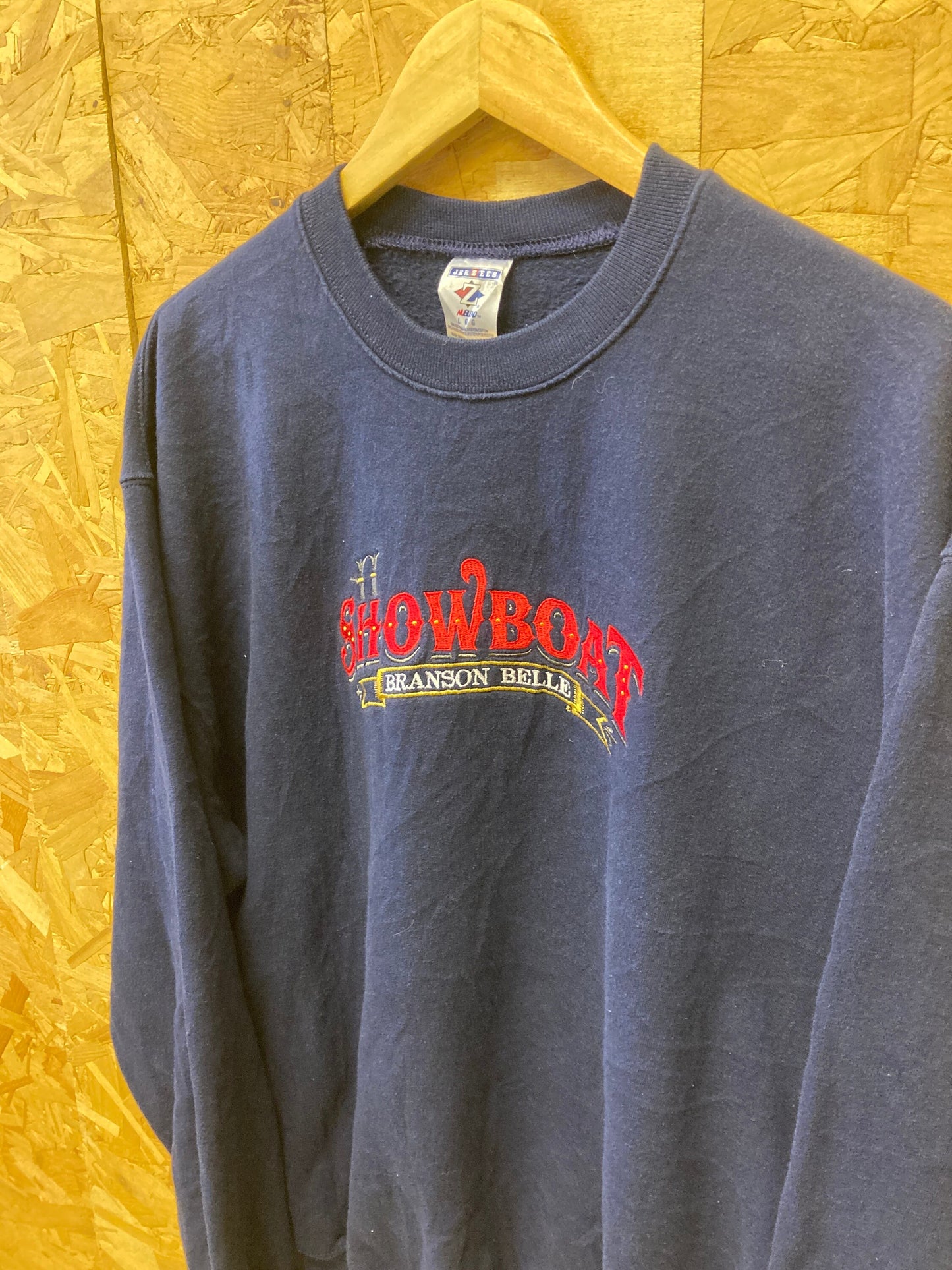 Vintage 90s navy blue Showboat embroidered USA souvenir crew neck sweater size large by jerzees