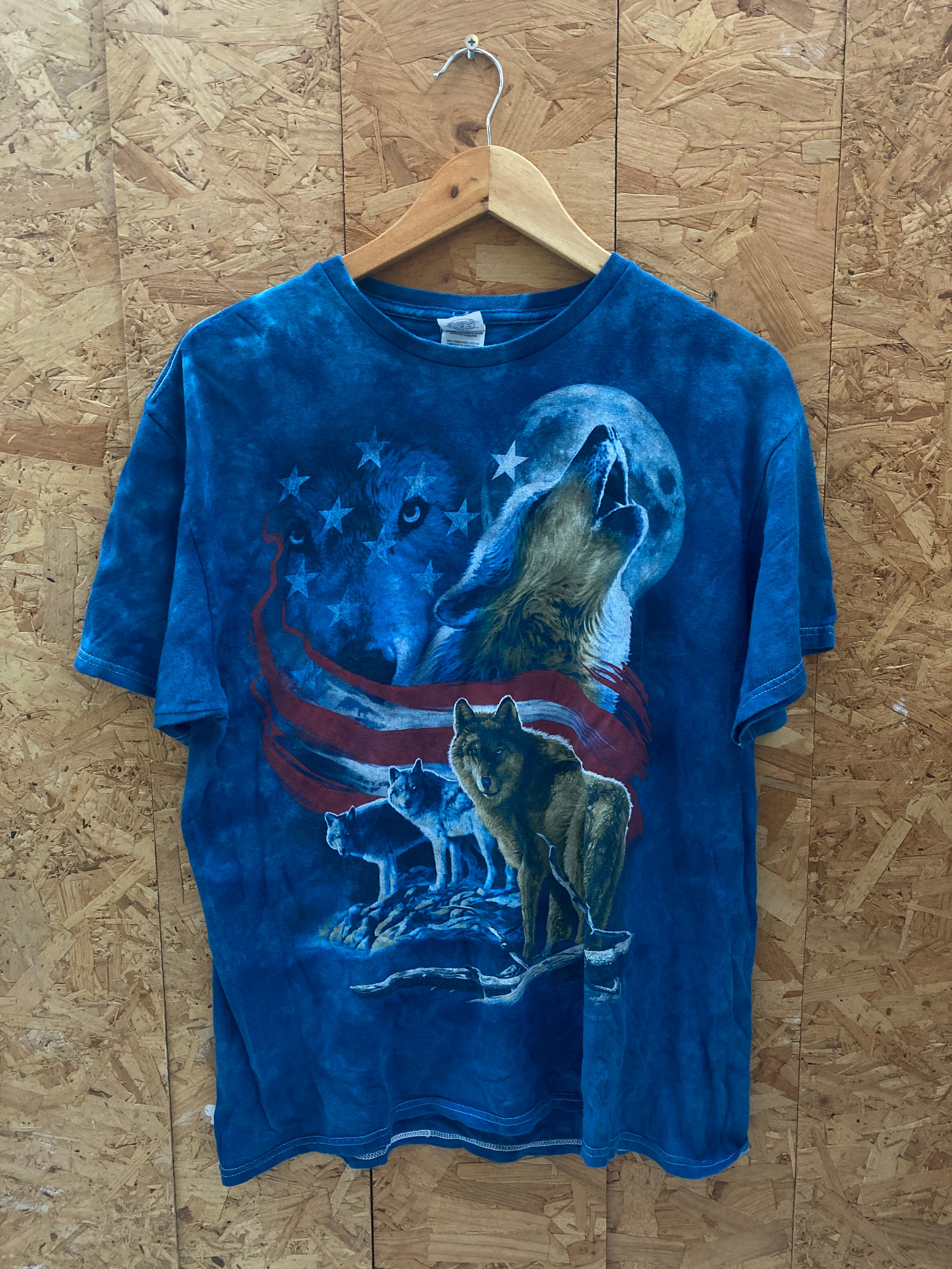 Vintage 90s tie-dye blue wolfs USA flag souvenir t-shirt size large by Delta