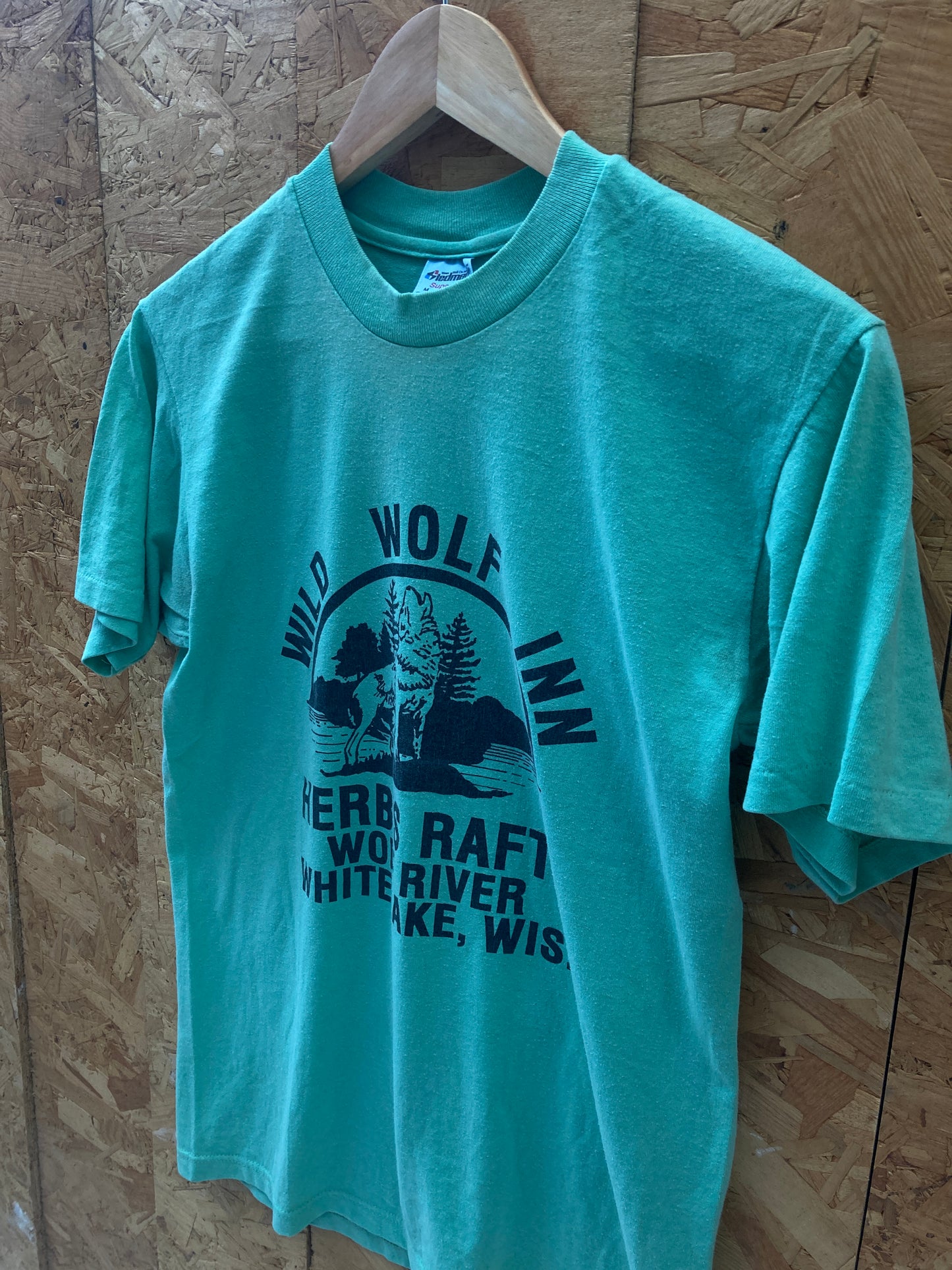 Vintage 90s thrashed turqouise green Wild Wolf Inn USA t-shirt size medium