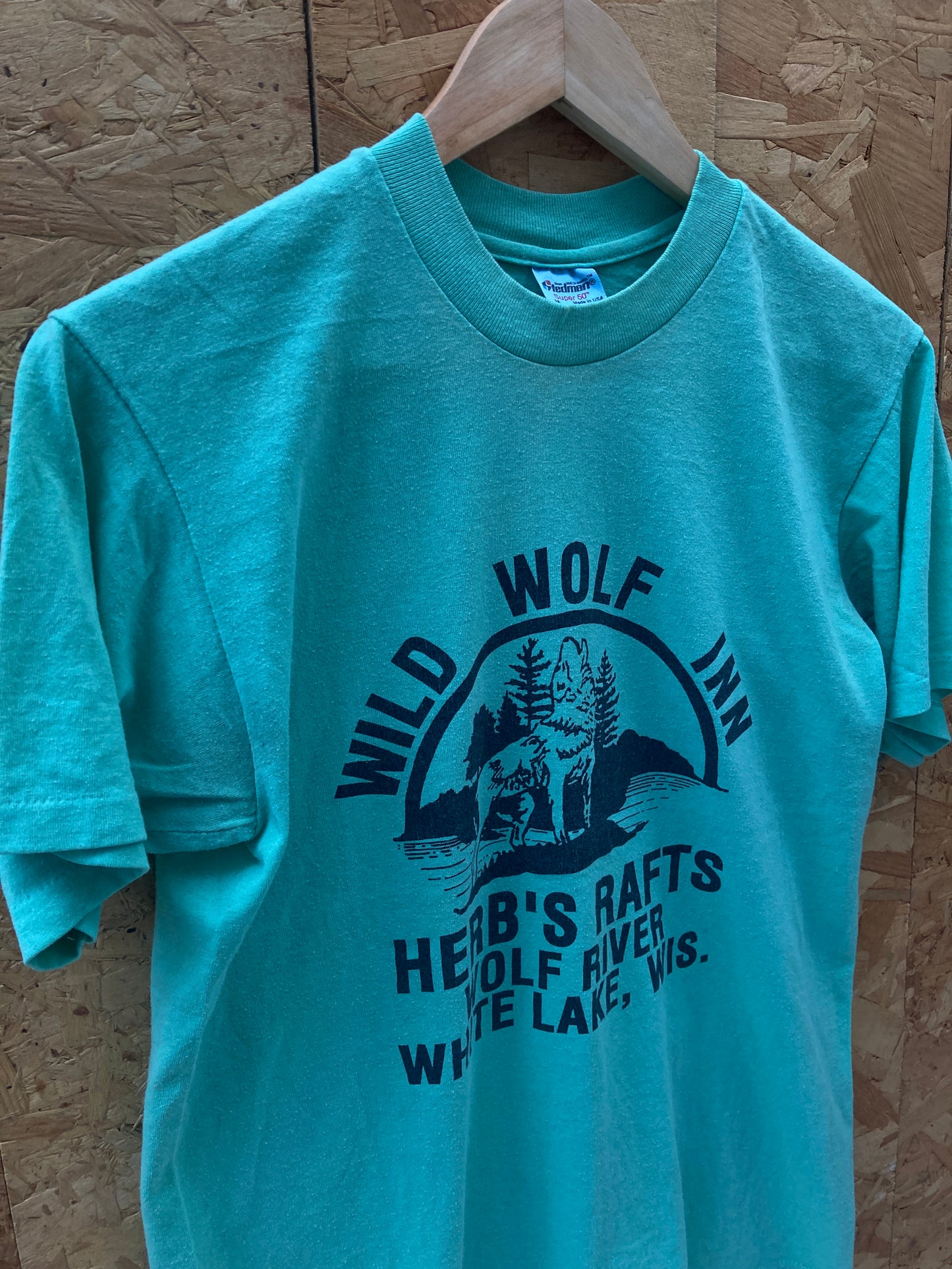 Vintage 90s thrashed turqouise green Wild Wolf Inn USA t-shirt size medium