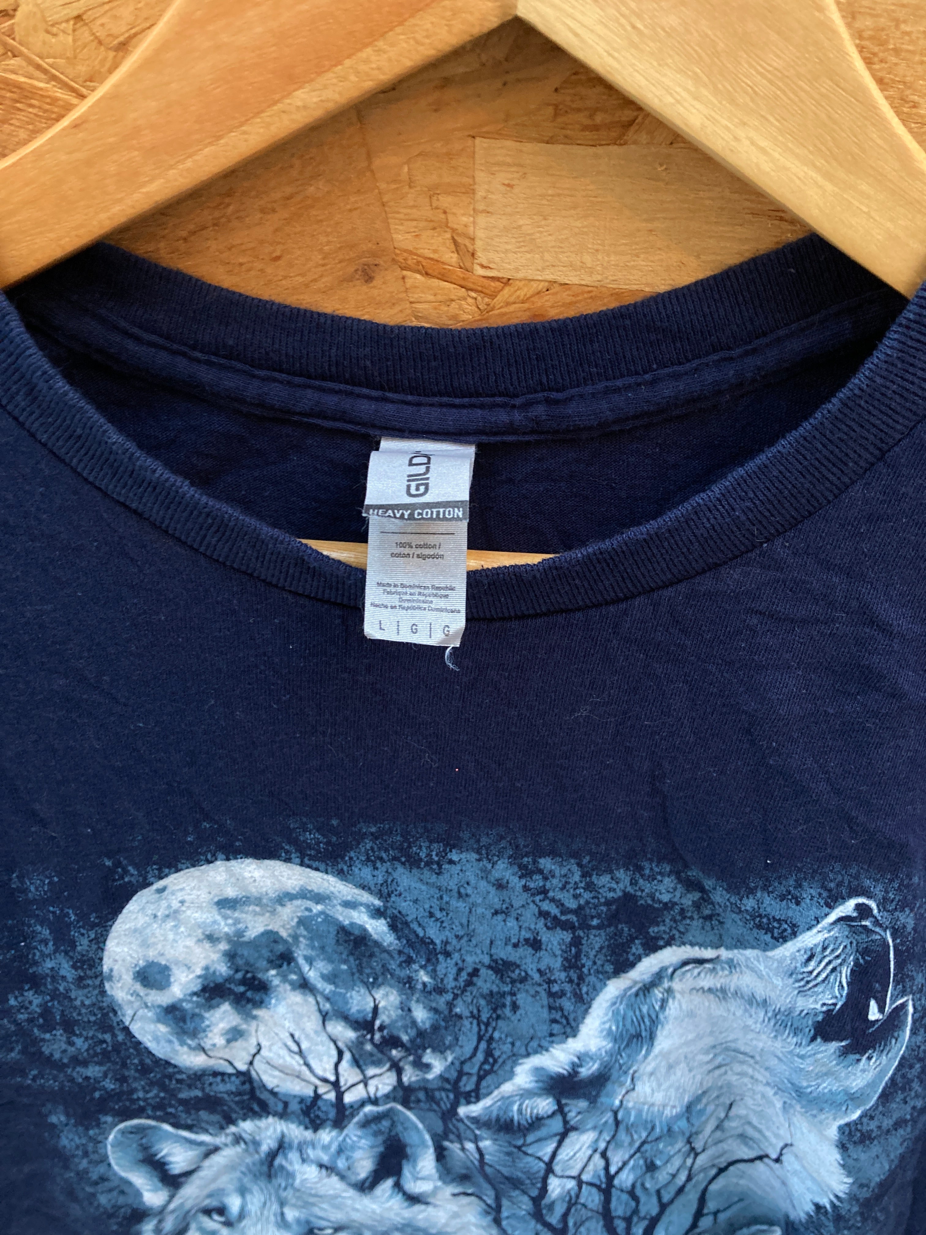 Vintage Y2K navy blue howling wolf moonlight souvenir t-shirt size L by Gildan