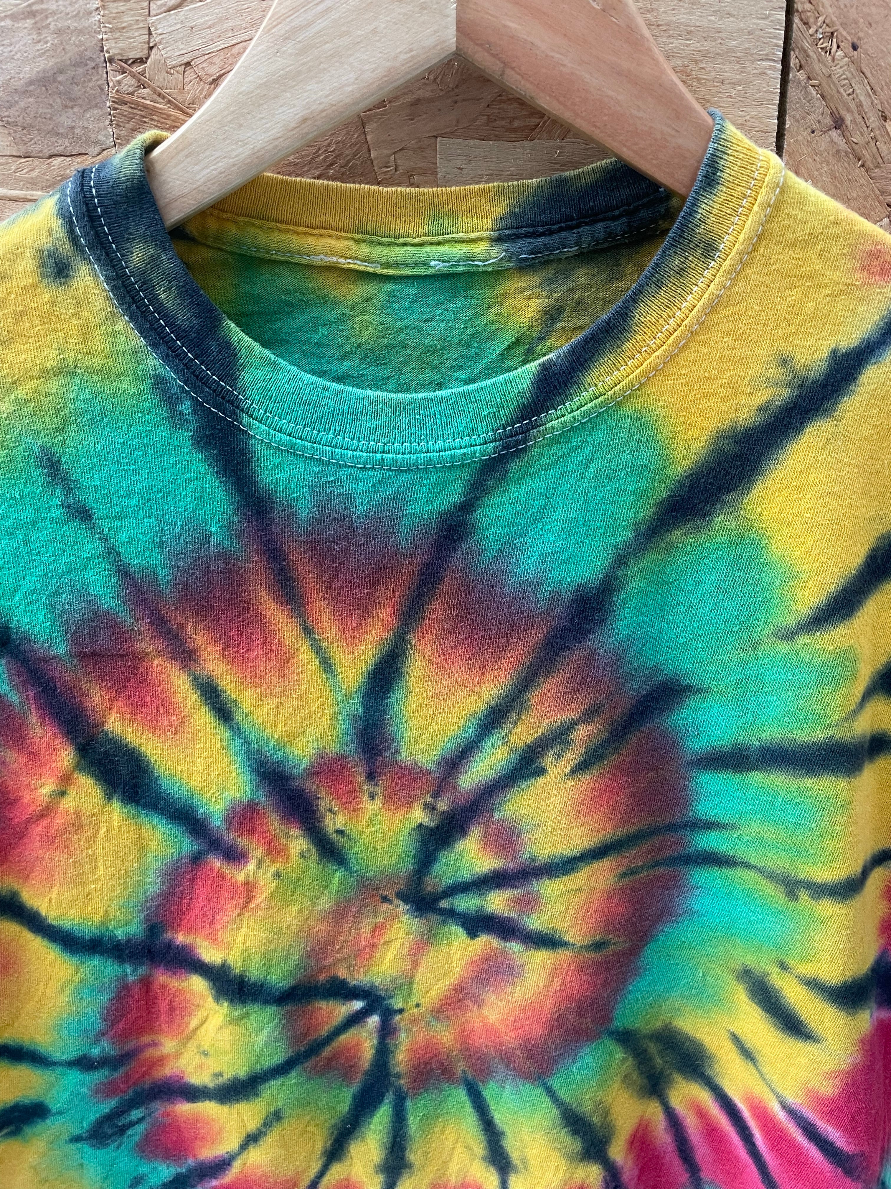 Tie Dye T-Shirt Red Green Yellow Black Spiral Multicolor Shirt Size Medium