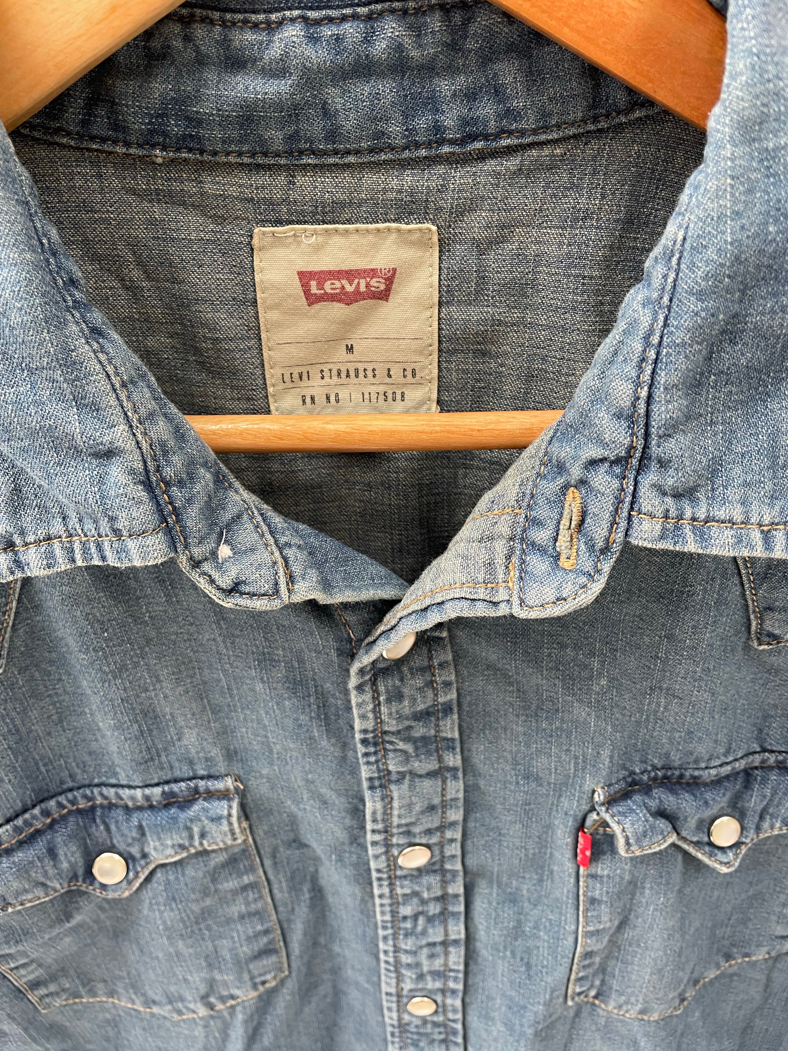Vintage Y2K Levi's Men's M Light Wash Denim Western Shirt Long Sleeve Button Up