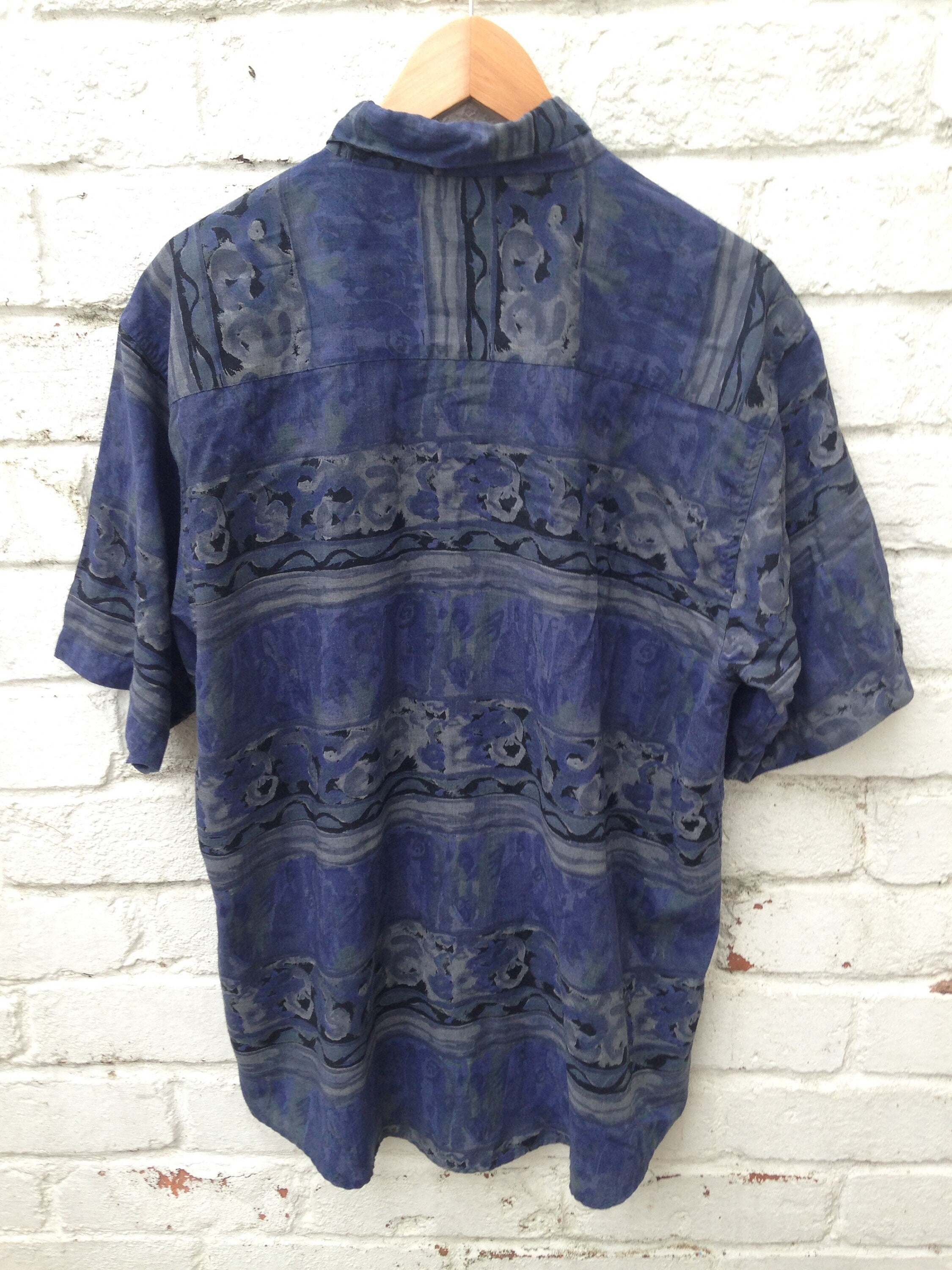 Vintage 90s navy blue black abstract waves crazy pattern short sleeve ugly shirt size large by Casua