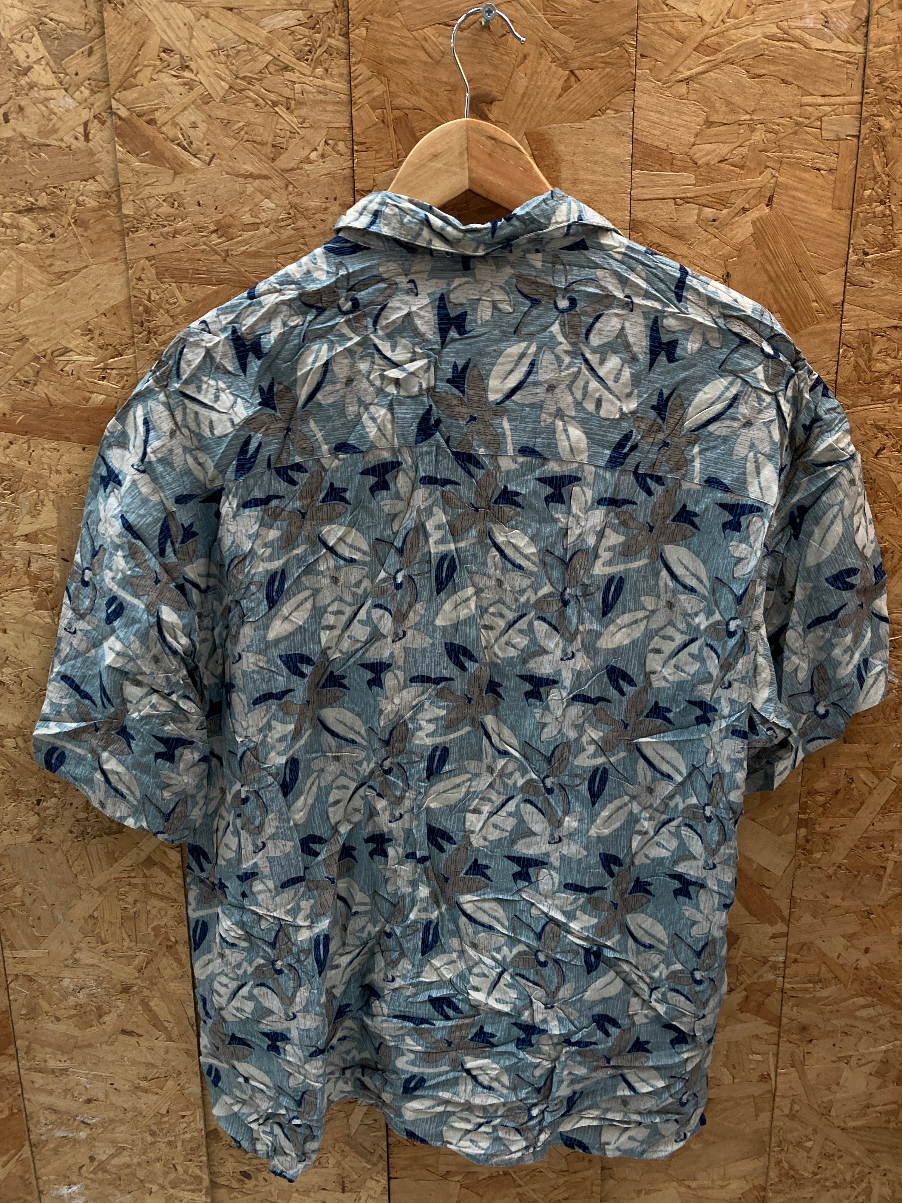 Vintage 90s light blue grey floral pattern Hawaiian shirt size XL by Munsingwear