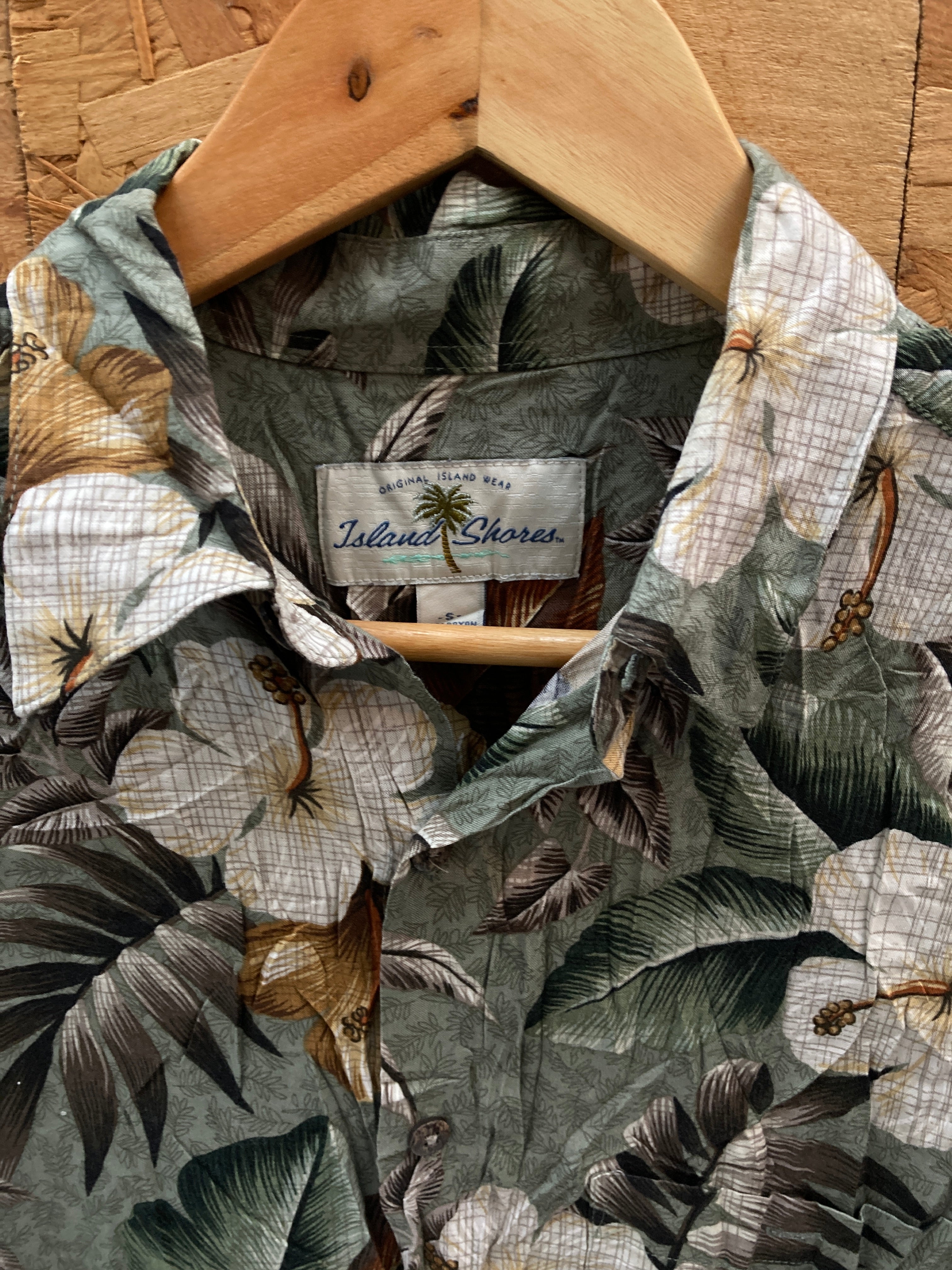 Vintage 90s rayon green brown beige floral pattern Hawaiian shirt size small