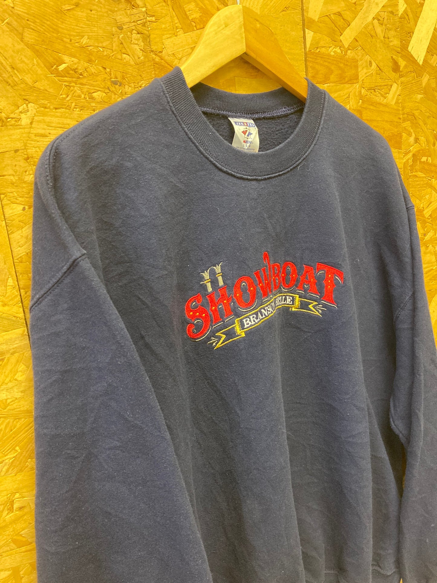 Vintage 90s navy blue Showboat embroidered USA souvenir crew neck sweater size large by jerzees