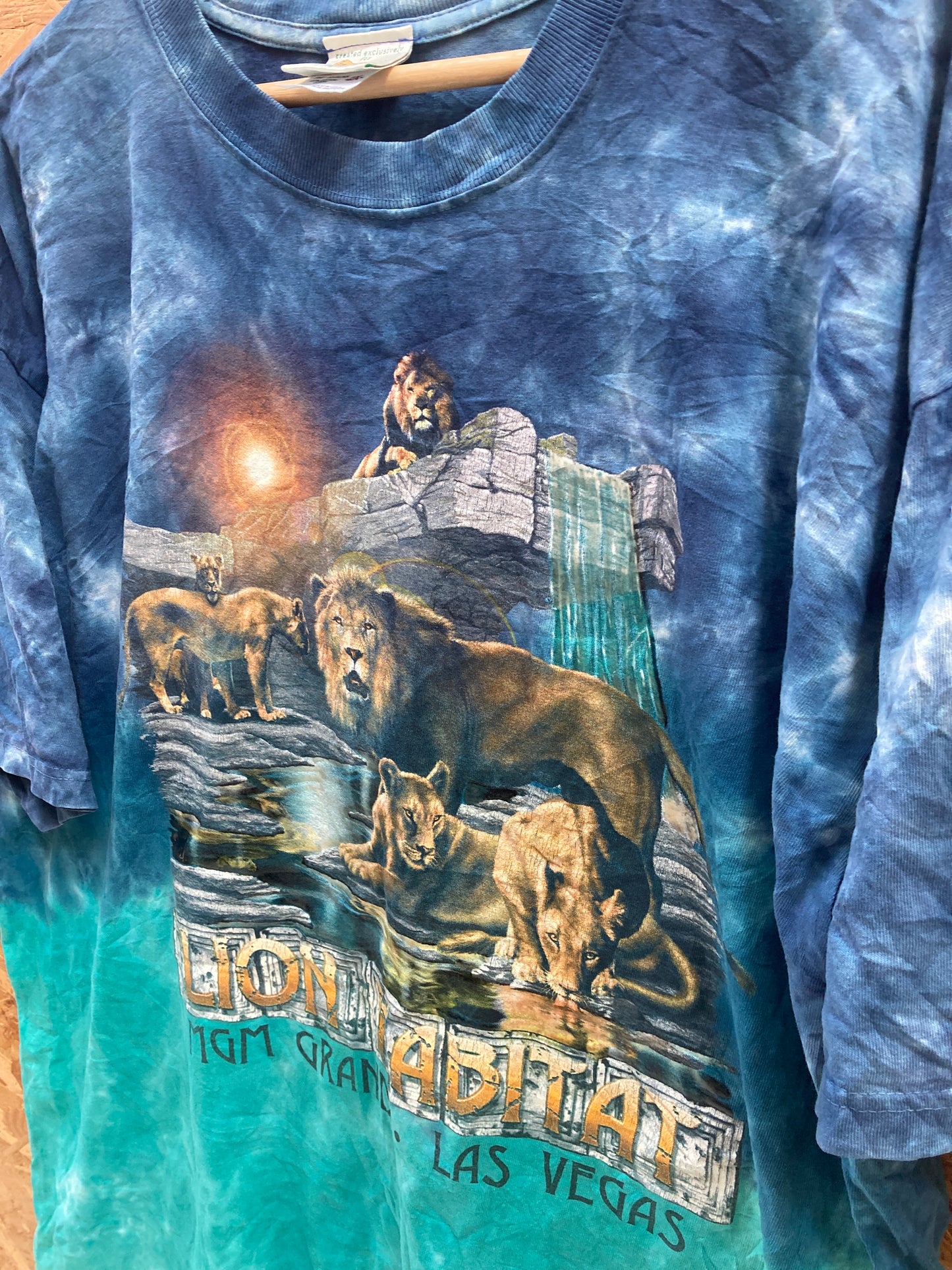 Vintage 90s Lion Habitat MGM Grand Casino USA souvenir blue  t-shirt size XXL