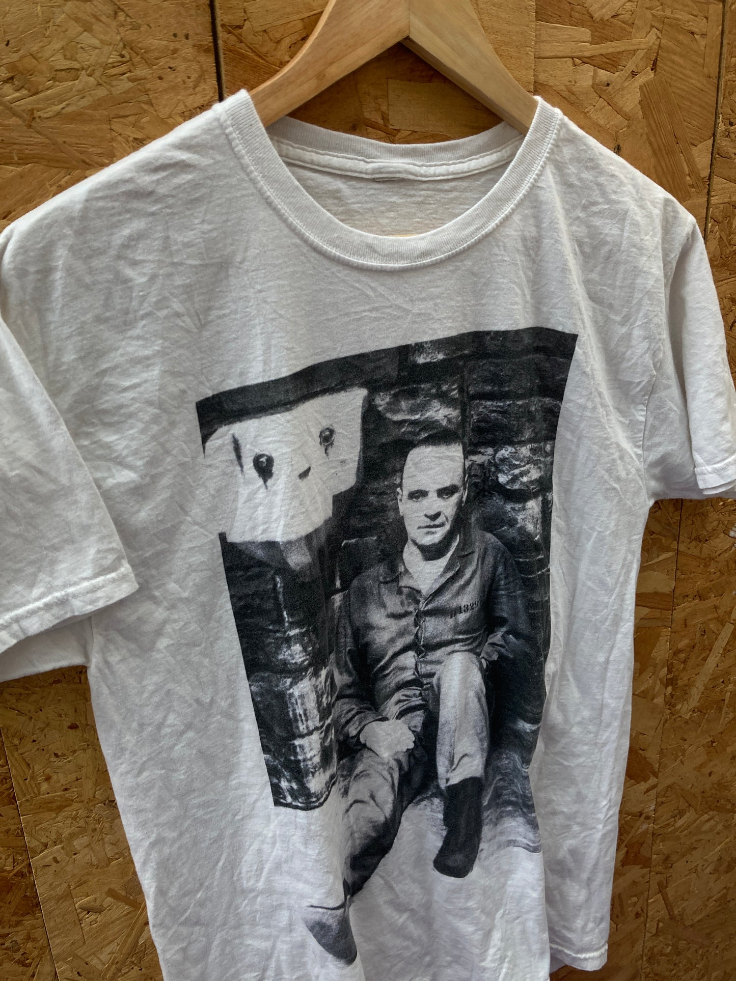 Vintage Y2K Hannibal Lecter prisoner print souvenir white t-shirt size small