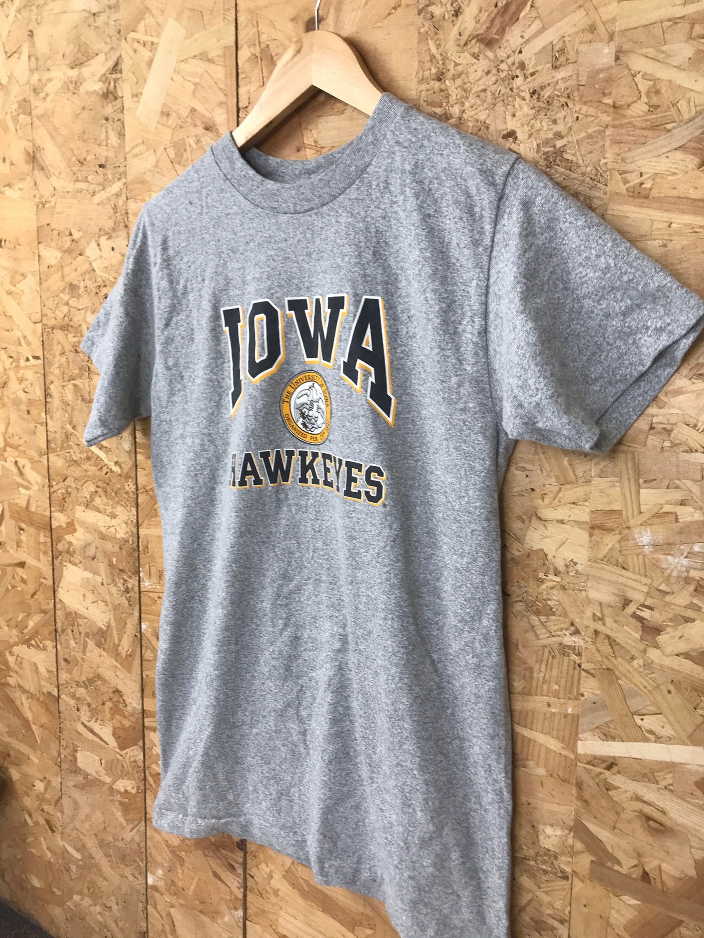 Vintage 90s Iowa Hawkeyes College USA souvenir college varsity heavy duty grey marl t shirt size sma