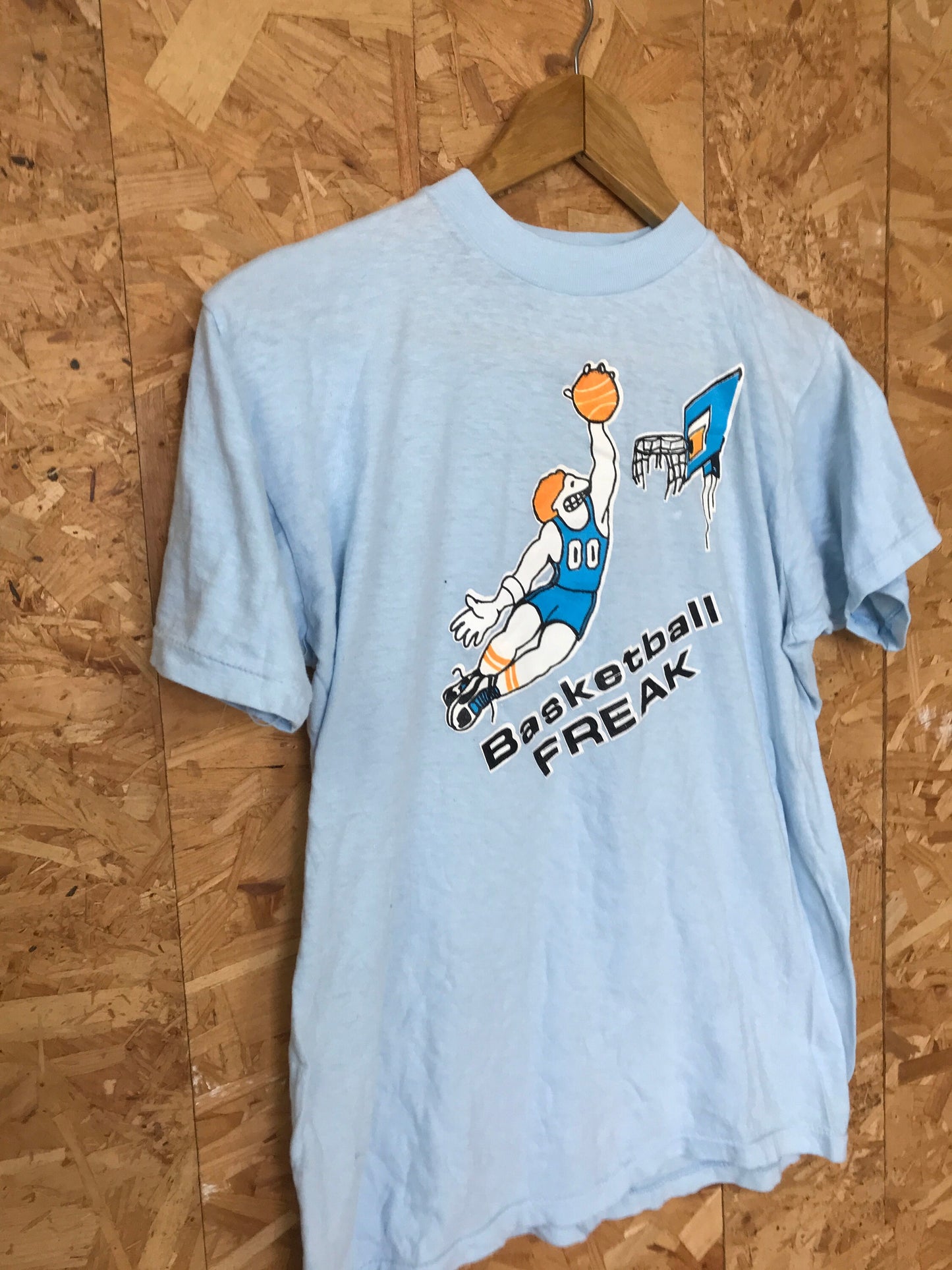 Vintage 80s Quirky basketball freak cartoon souvenir USA college varsity baby light blue t-shirt size medium