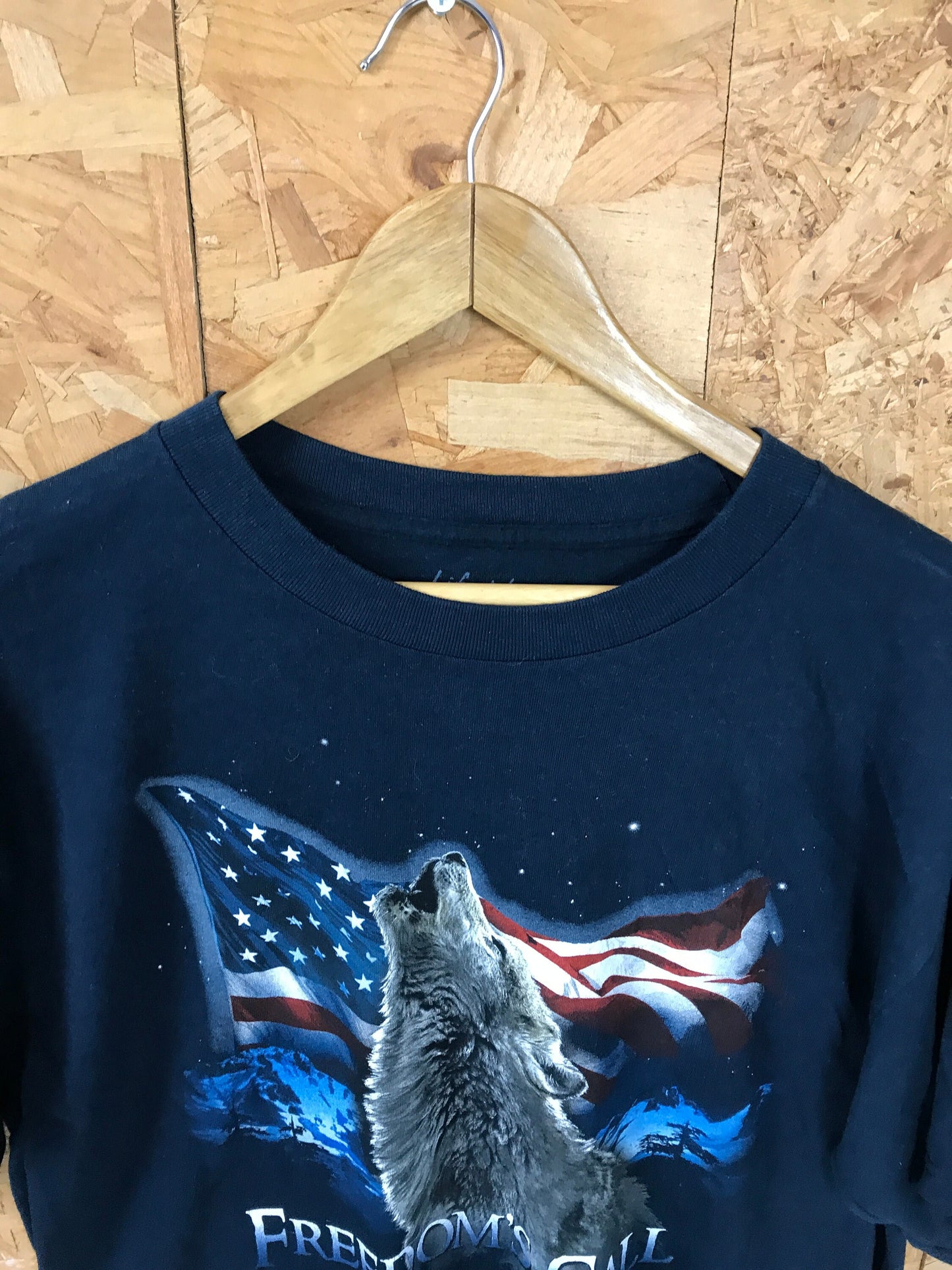 Vintage 90s 'Freedom Calling' American Flag howling wolf USA souvenir nature print blue quirky t-shirt size large