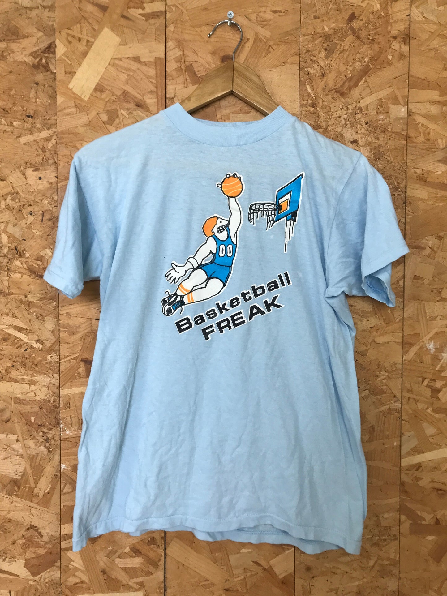 Vintage 80s Quirky basketball freak cartoon souvenir USA college varsity baby light blue t-shirt size medium