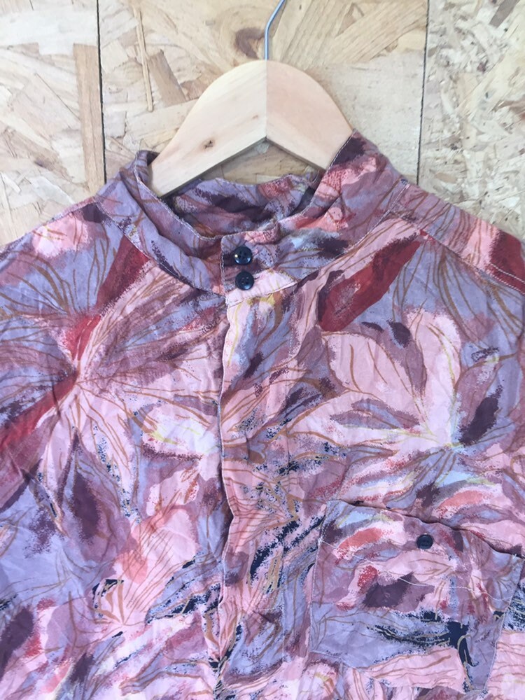 Vintage 90s mens coral pink red brown mao grandad collar abstract crazy pattern short sleeve party festival eccentric shirt size XL