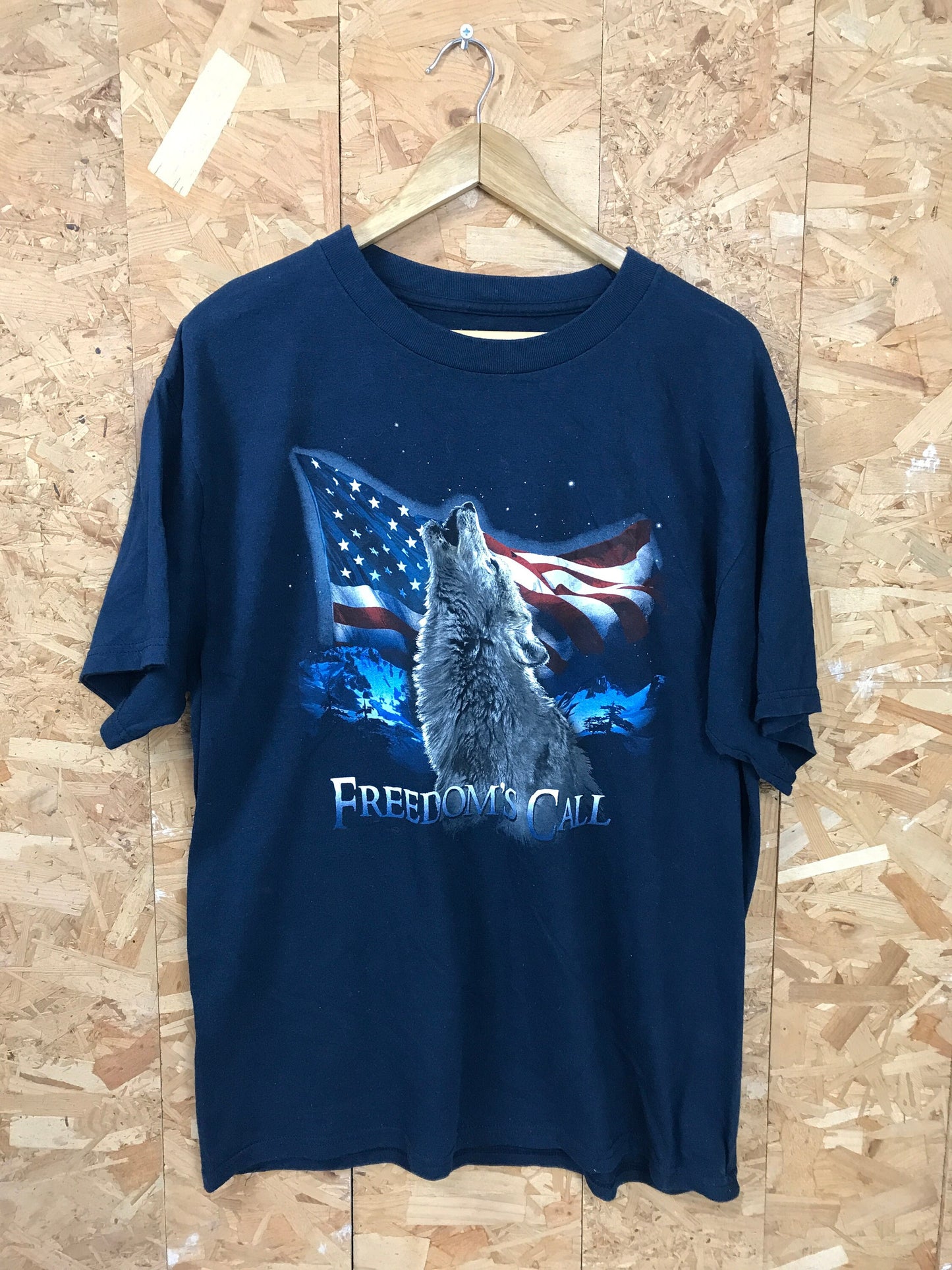 Vintage 90s 'Freedom Calling' American Flag howling wolf USA souvenir nature print blue quirky t-shirt size large