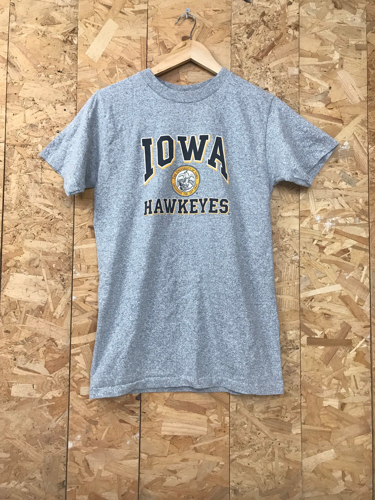 Vintage 90s Iowa Hawkeyes College USA souvenir college varsity heavy duty grey marl t shirt size sma