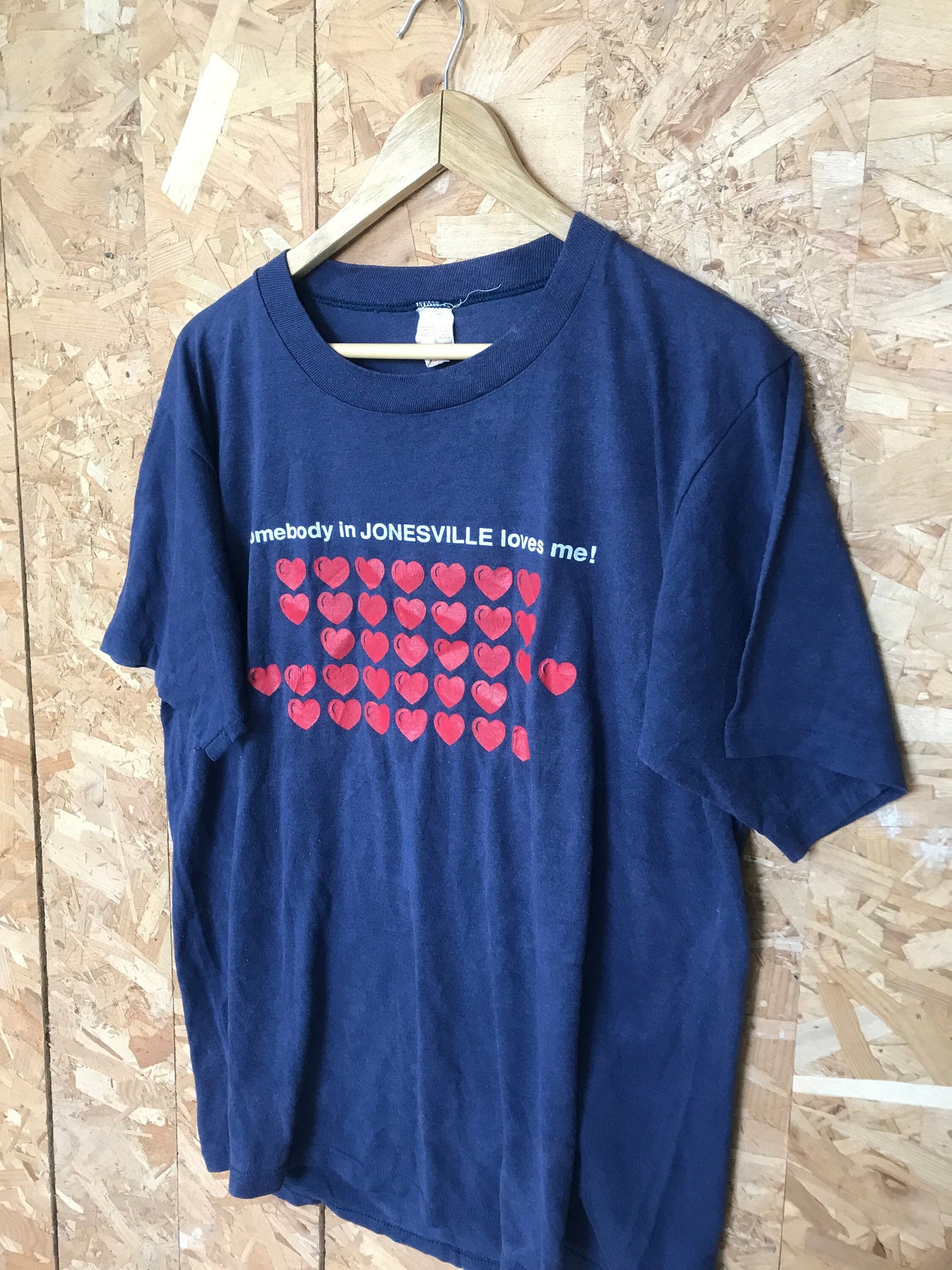 Vintage 80s 'Somebody In Jonesville Loves Me' souvenir USA North Carolina quirky navy blue t-shirt size XL