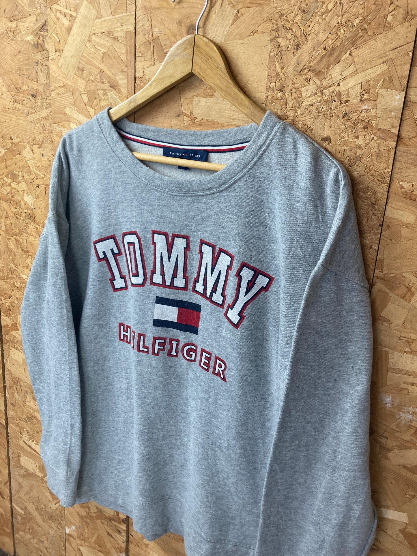 Vintage Y2K Tommy Hilfiger grey blocl letter spell out crew neck sweater size la