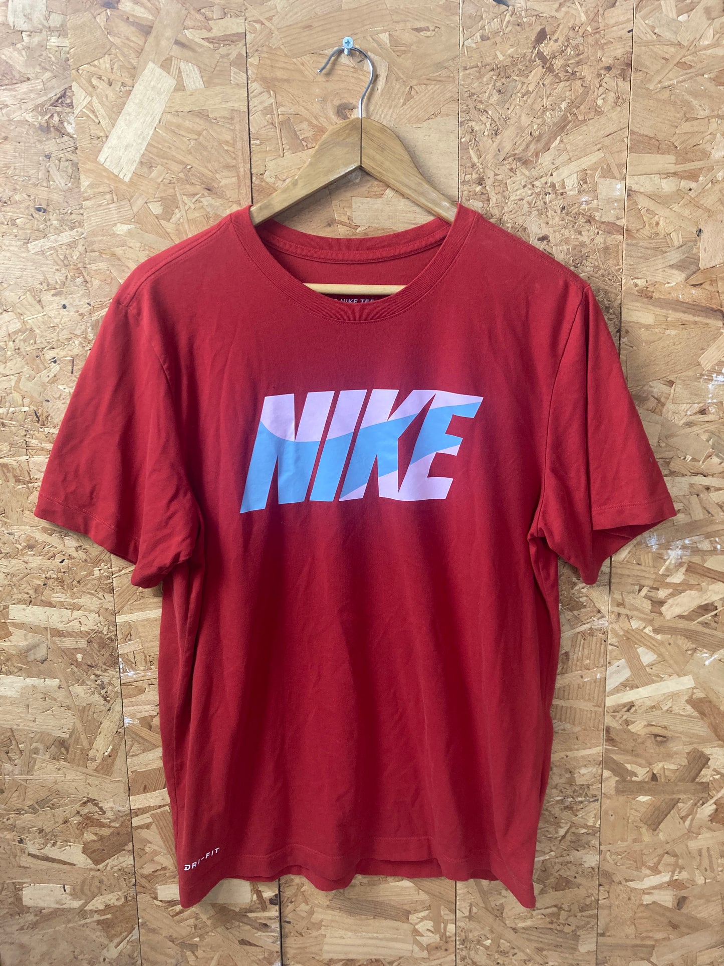 Vintage Y2K Nike red swoosh in logo t-shirt size medium