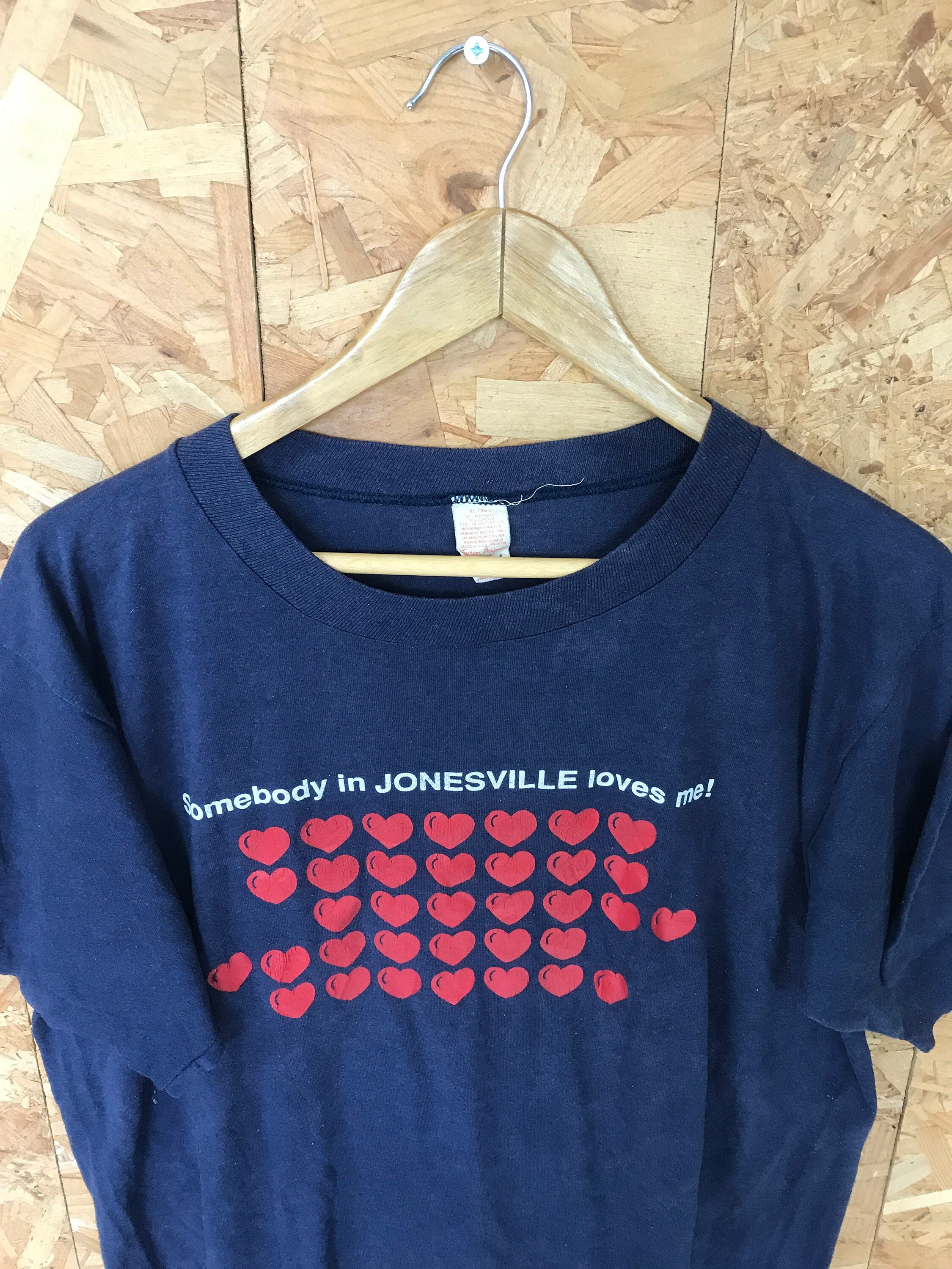 Vintage 80s 'Somebody In Jonesville Loves Me' souvenir USA North Carolina quirky navy blue t-shirt size XL