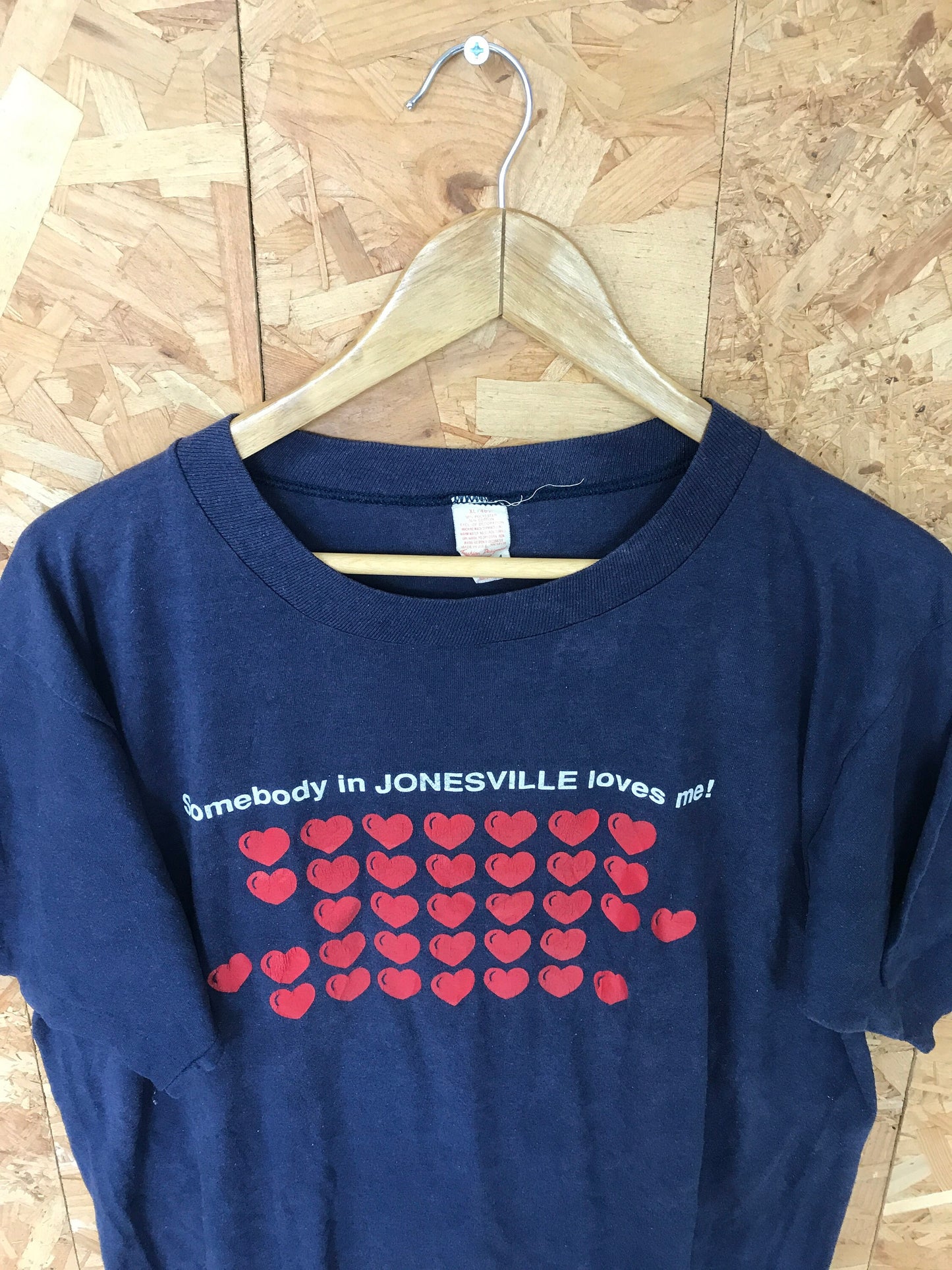 Vintage 80s 'Somebody In Jonesville Loves Me' souvenir USA North Carolina quirky navy blue t-shirt size XL