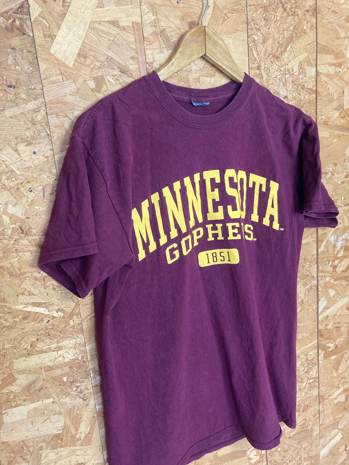 Vintage 90s Minnesota Gophers souvenir quirky college team yellow burgundy red USA t-shirt size smal