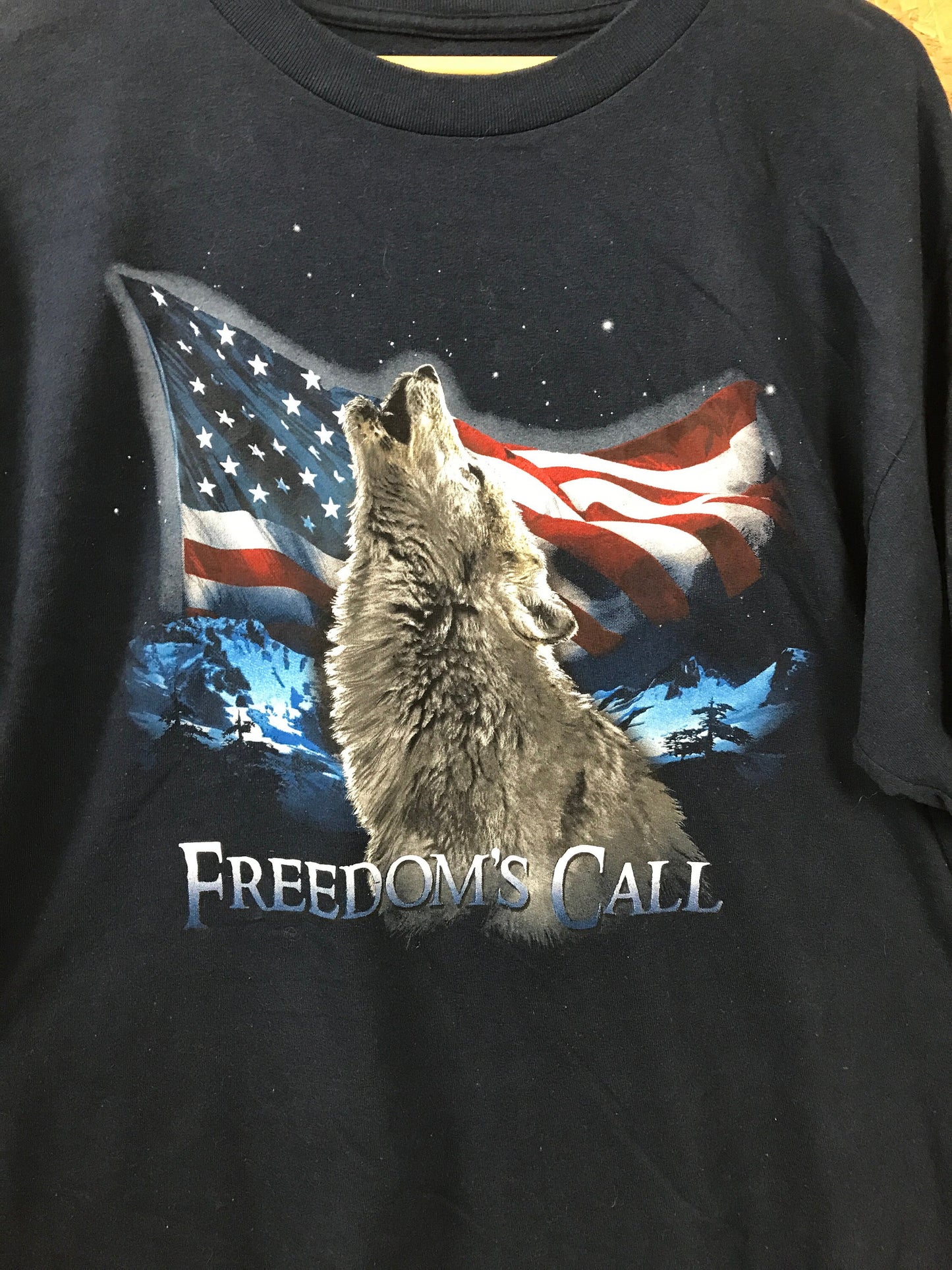 Vintage 90s 'Freedom Calling' American Flag howling wolf USA souvenir nature print blue quirky t-shirt size large