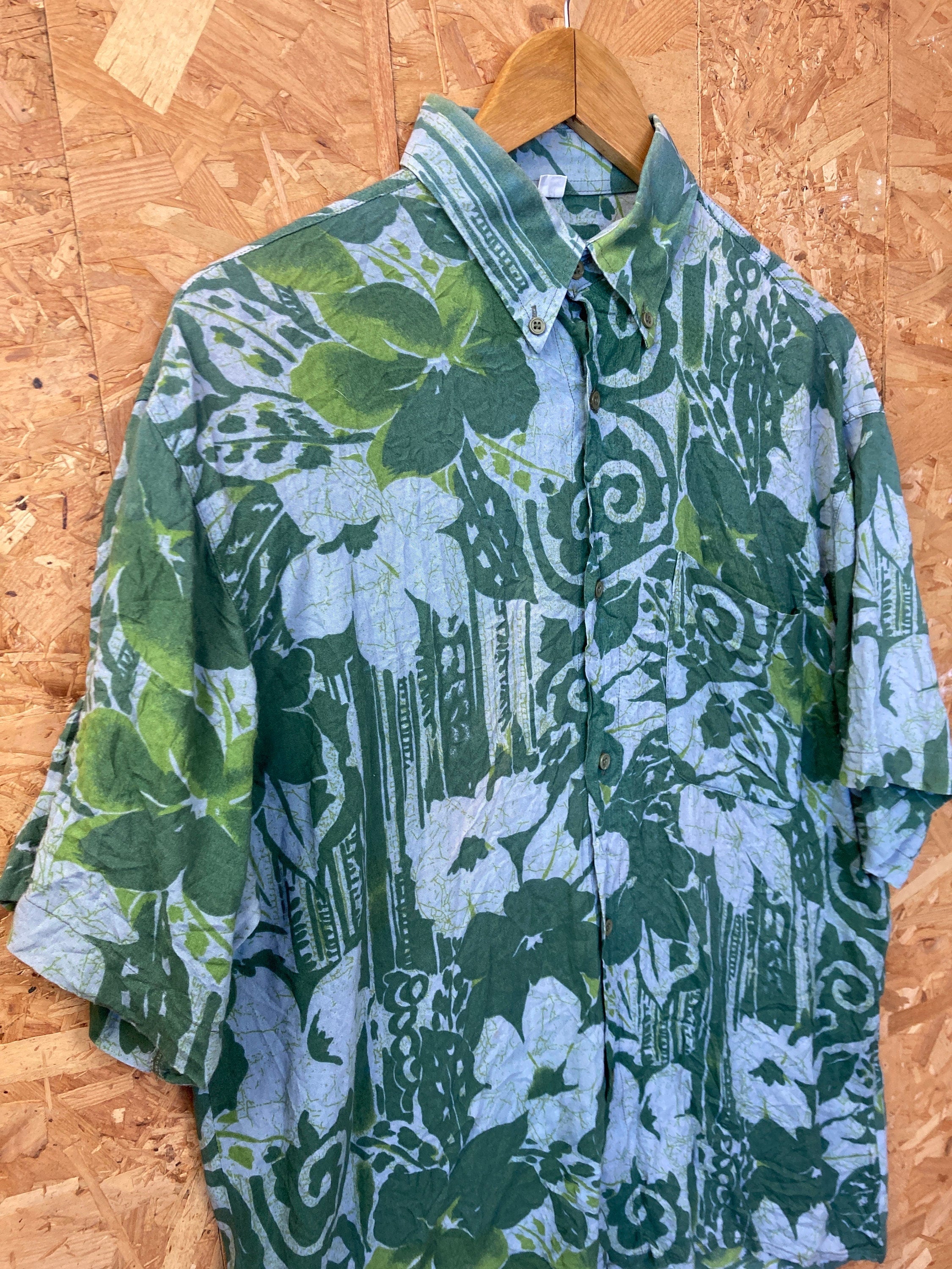 Vintage 90s green floral abstract pattern ugly rayon eccentric Hawaiian style party shirt size M