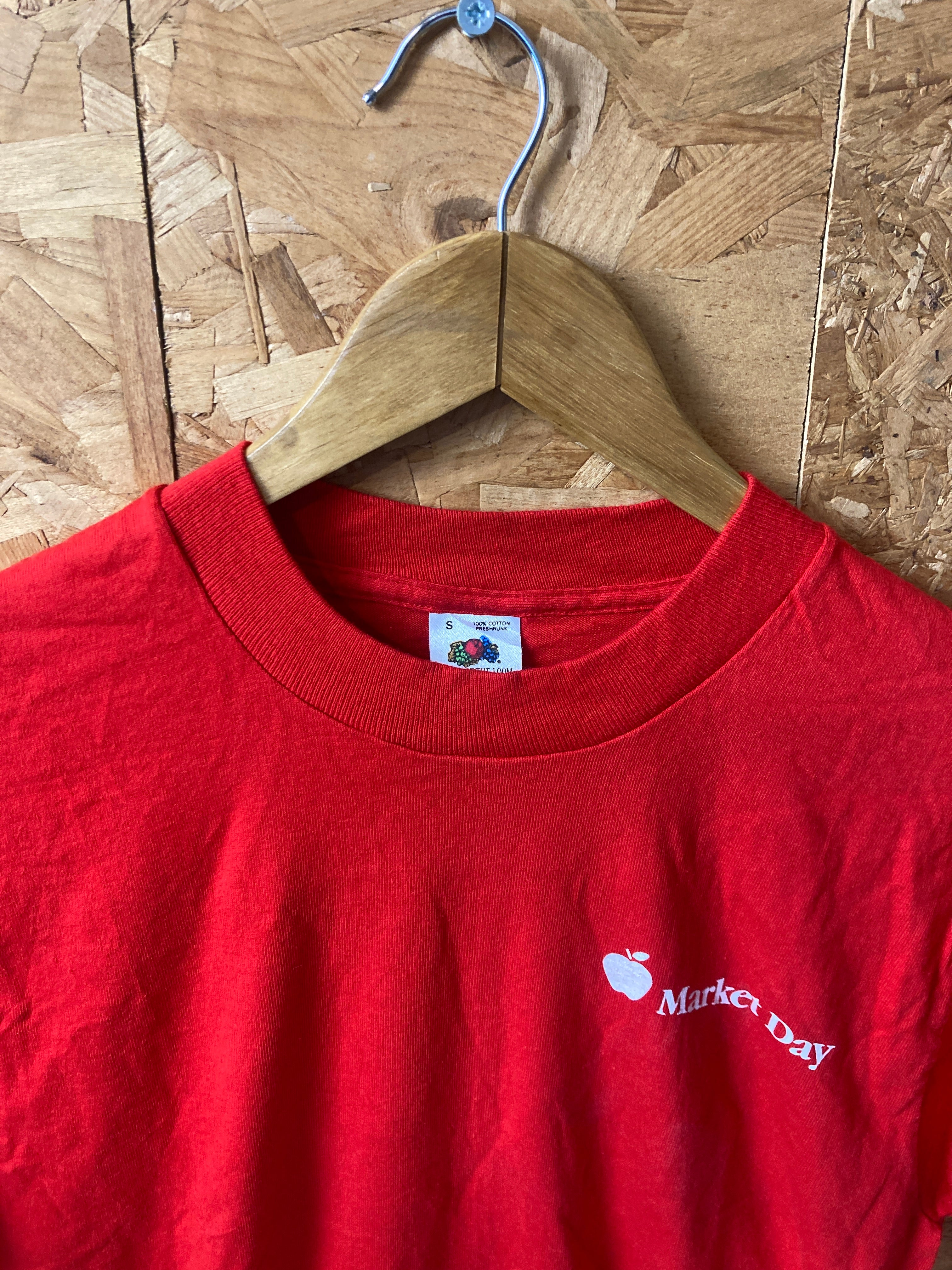 Vintage 90s red single stitch Apple market day souvenir t-shirt size small