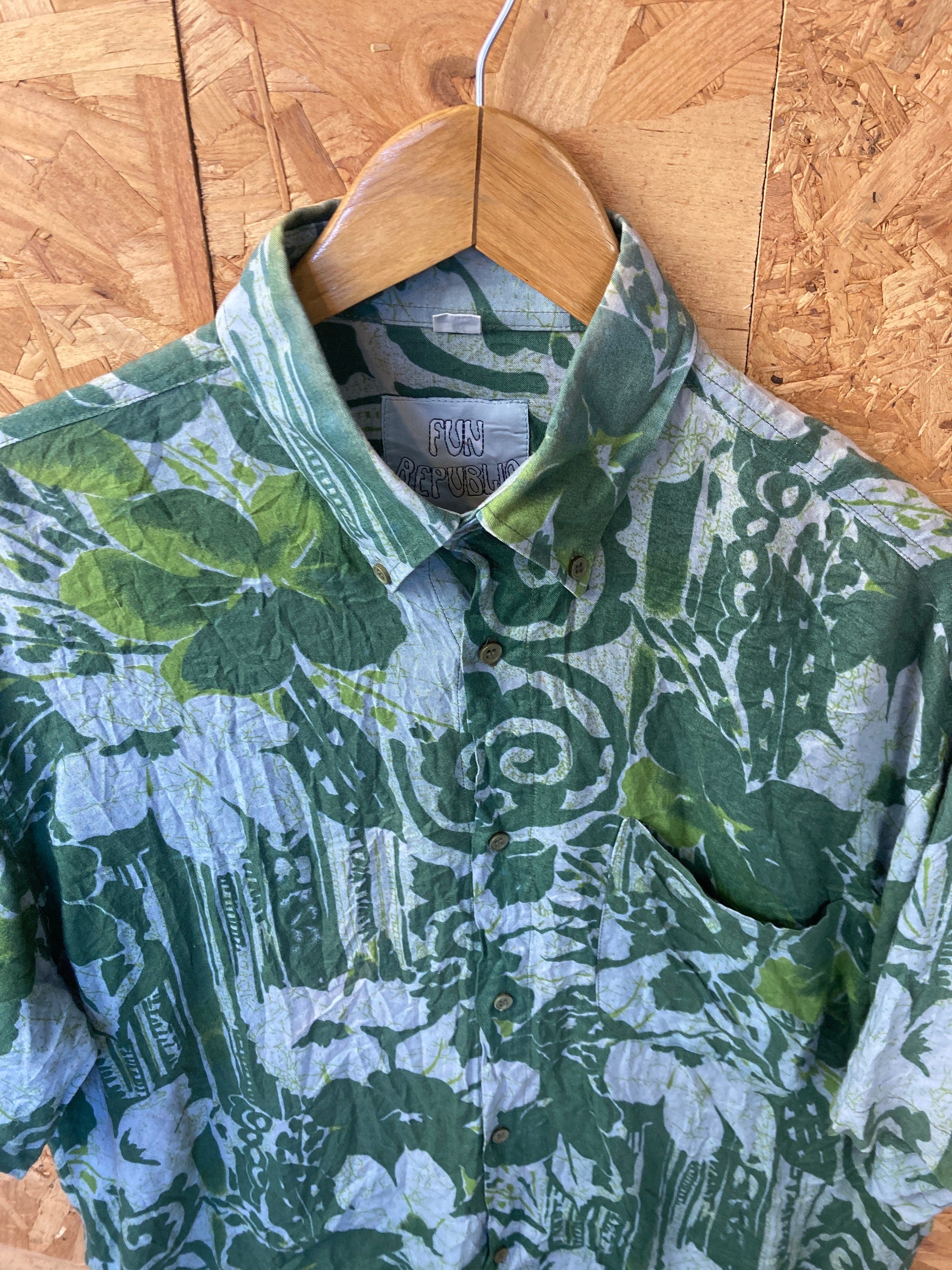 Vintage 90s green floral abstract pattern ugly rayon eccentric Hawaiian style party shirt size M