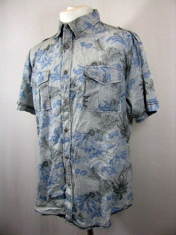 Vintage Y2K light blue grey striped floral pattern cotton twin pocket slim fitted hawaiian beach shirt size XL