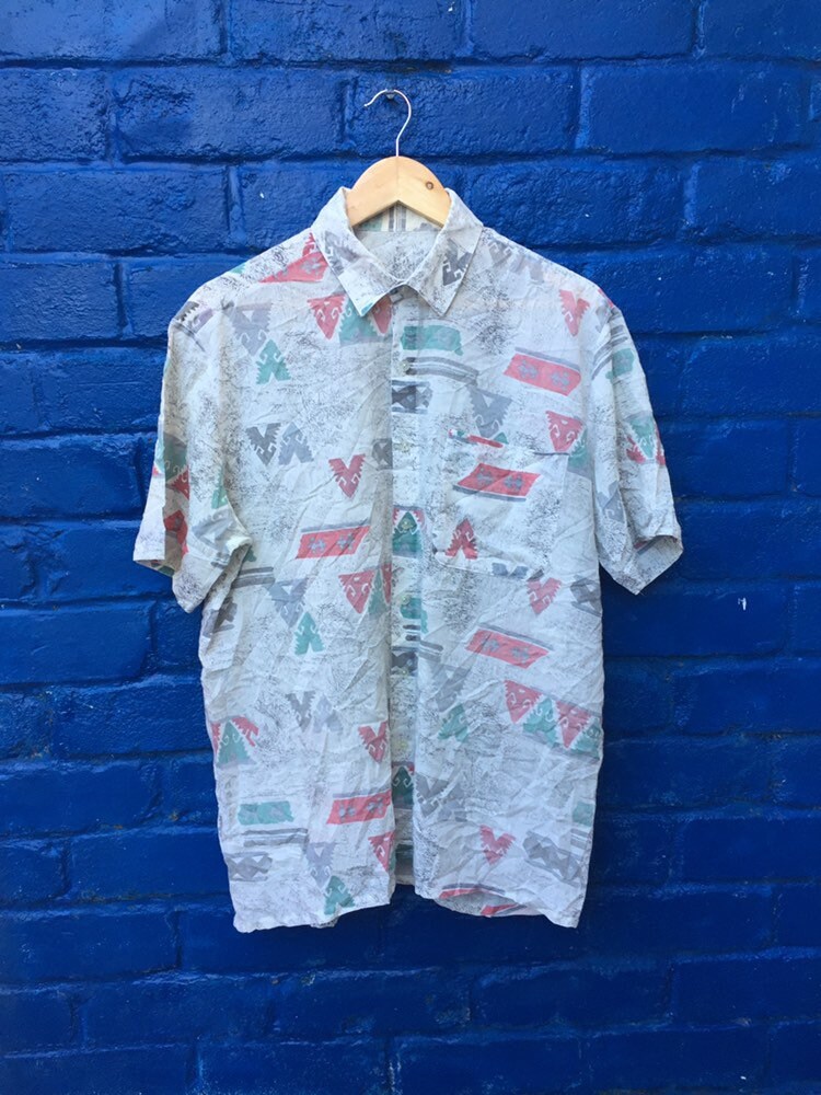 Vintage 90s men’s white green pink watercolour pastel Aztec pattern short sleeve summer shirt oversized medium