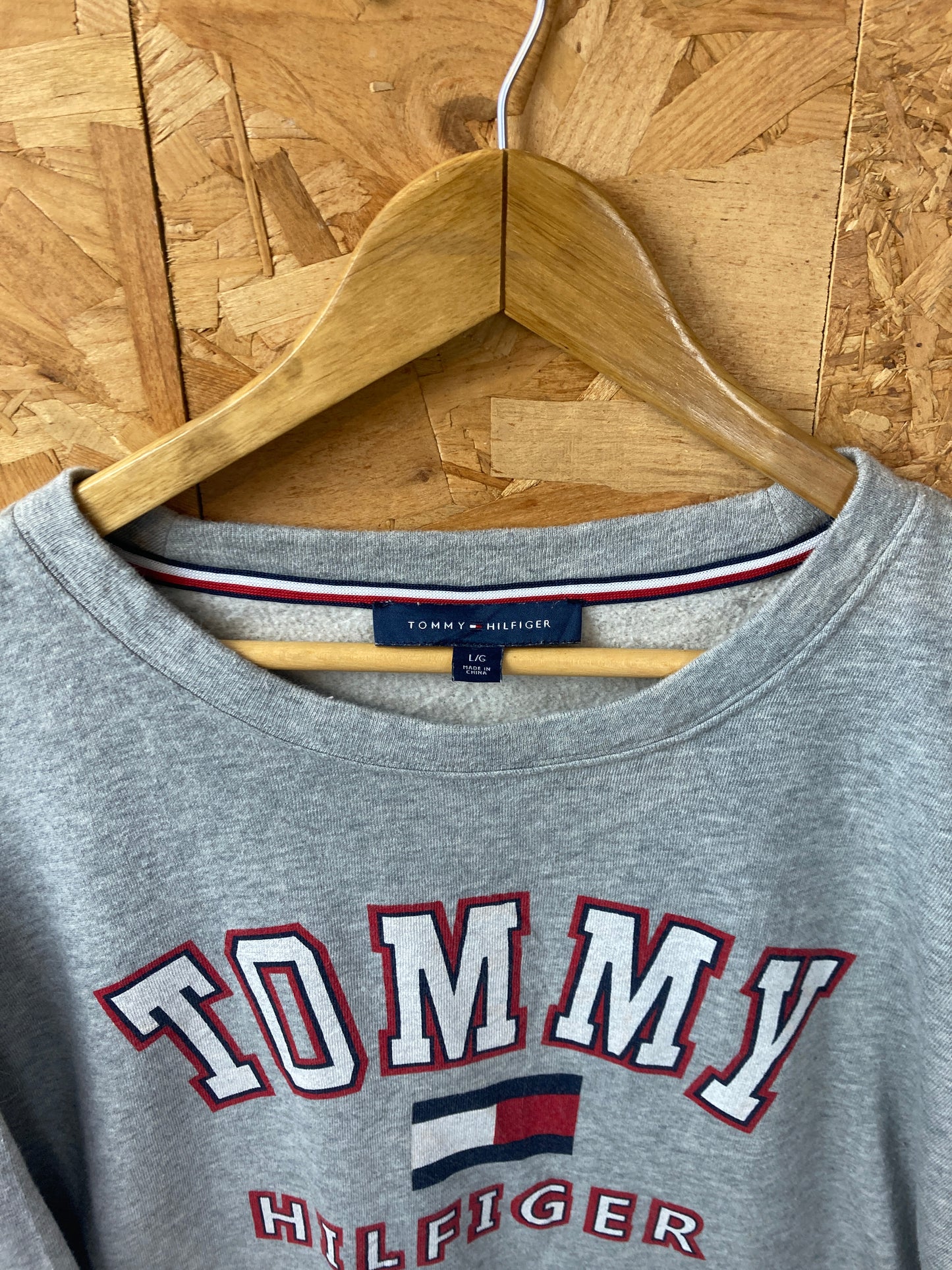 Vintage Y2K Tommy Hilfiger grey blocl letter spell out crew neck sweater size la