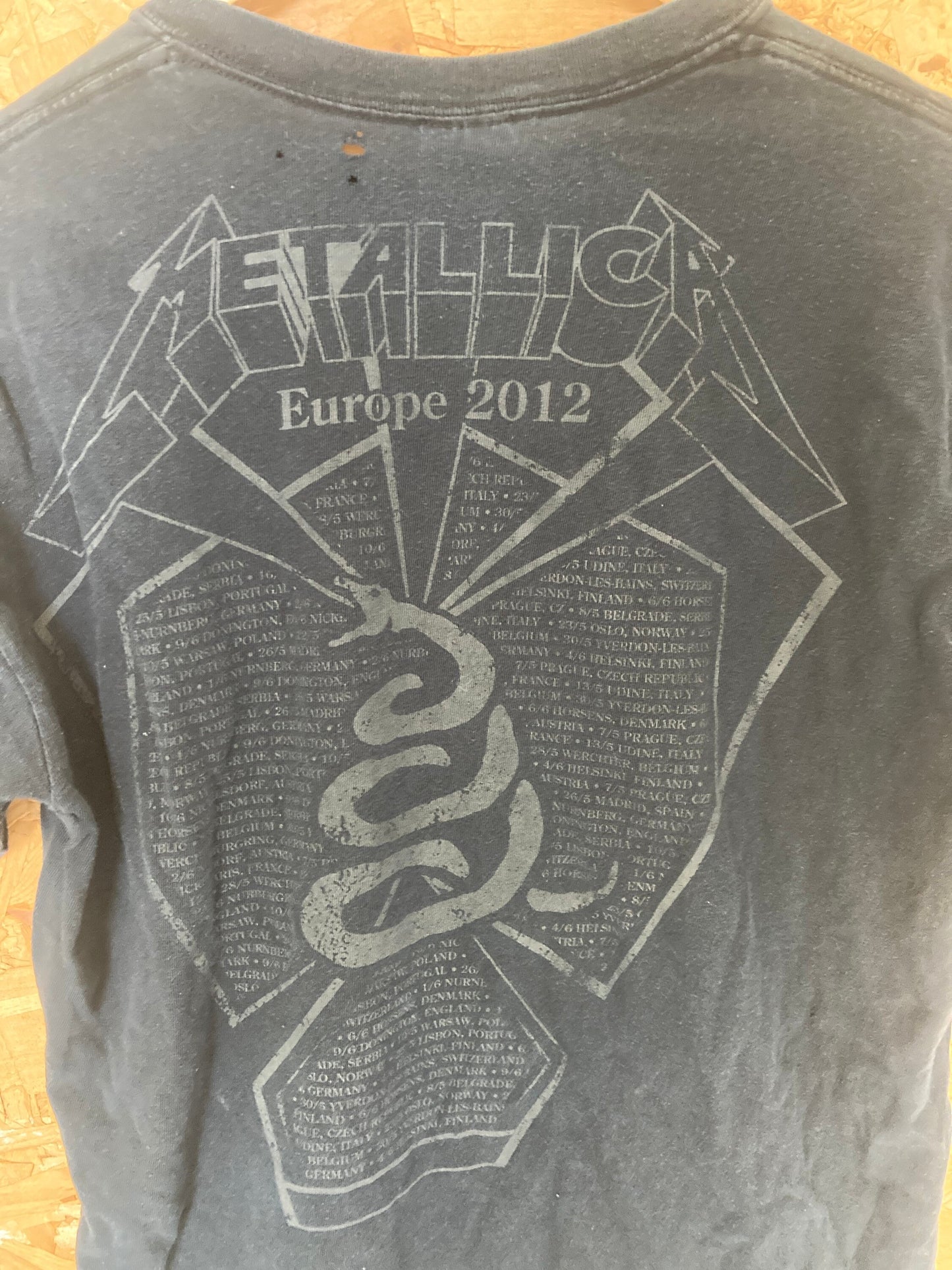 Vintage Metallica Europe tour 2012 Grungy faded metal band t-shirt size medium