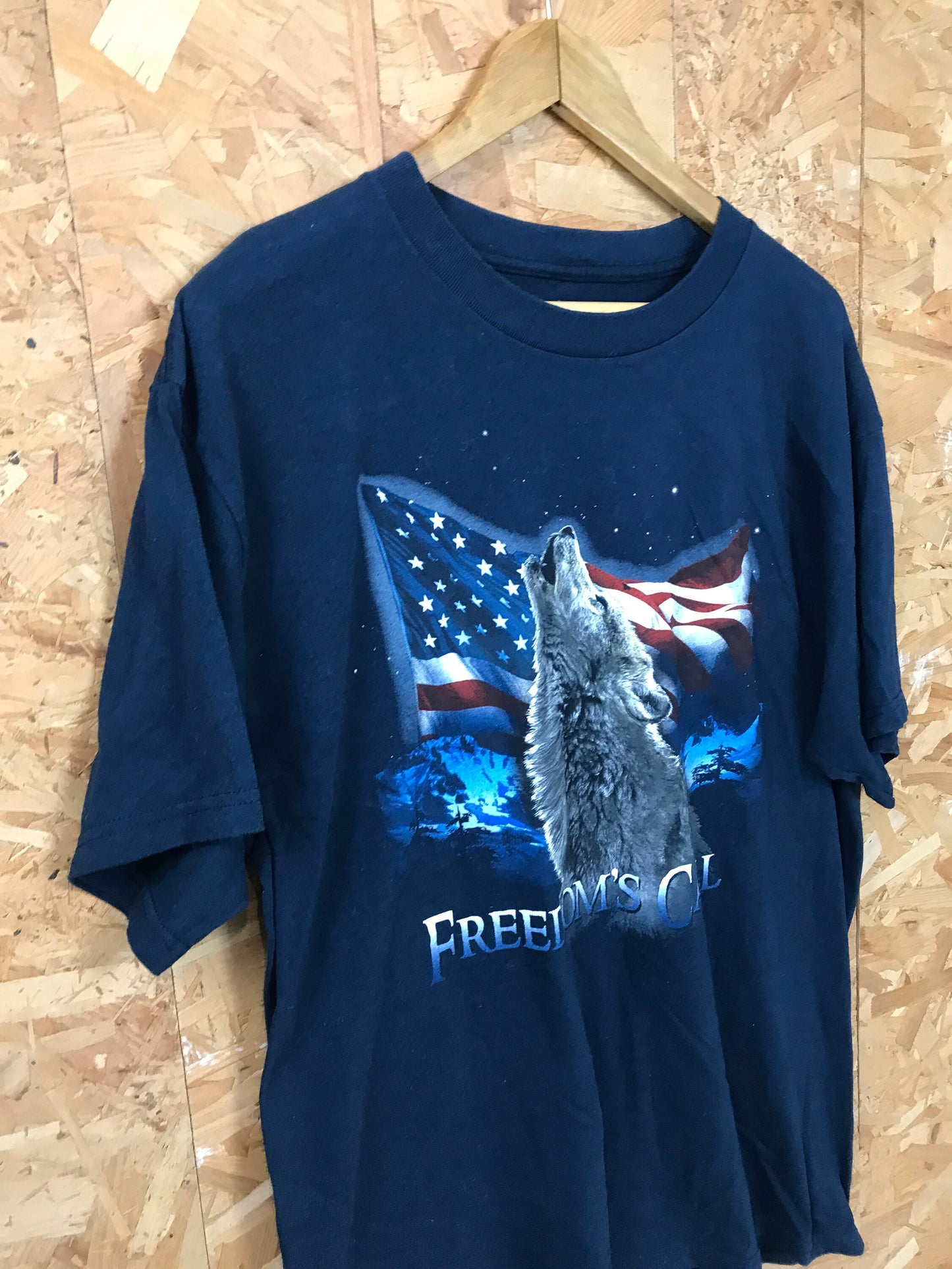 Vintage 90s 'Freedom Calling' American Flag howling wolf USA souvenir nature print blue quirky t-shirt size large