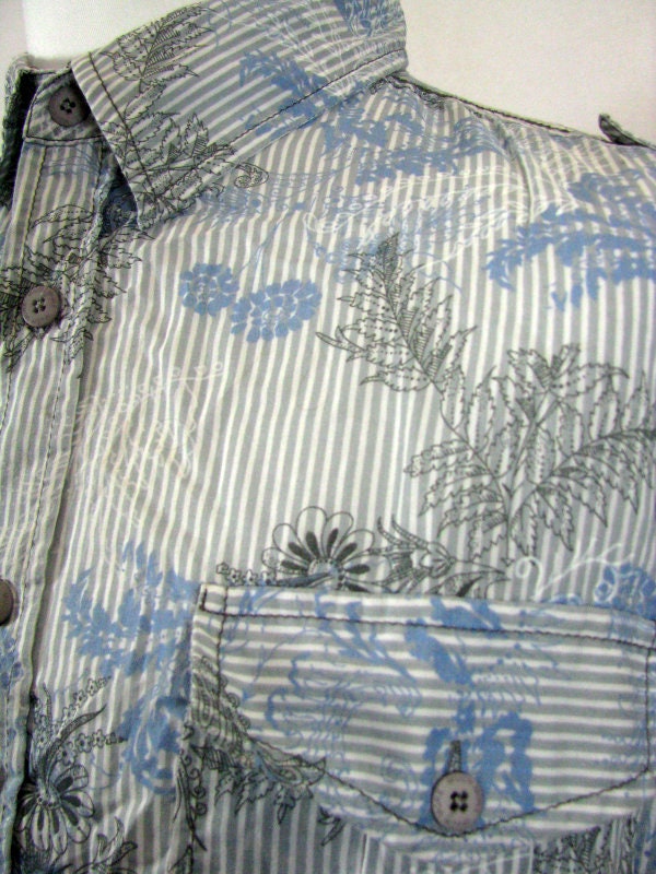 Vintage Y2K light blue grey striped floral pattern cotton twin pocket slim fitted hawaiian beach shirt size XL