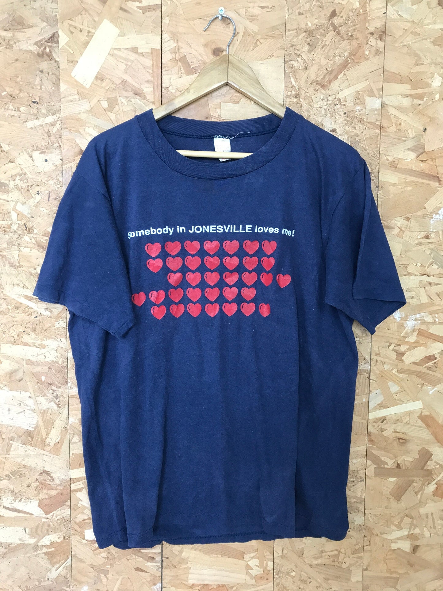 Vintage 80s 'Somebody In Jonesville Loves Me' souvenir USA North Carolina quirky navy blue t-shirt size XL