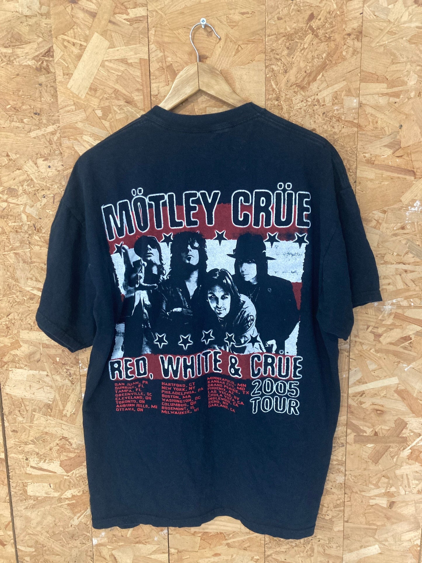 Vintage 00s Motley Crue red and white crue 2005 tour band t-shirt heavy metal hard rock size XL