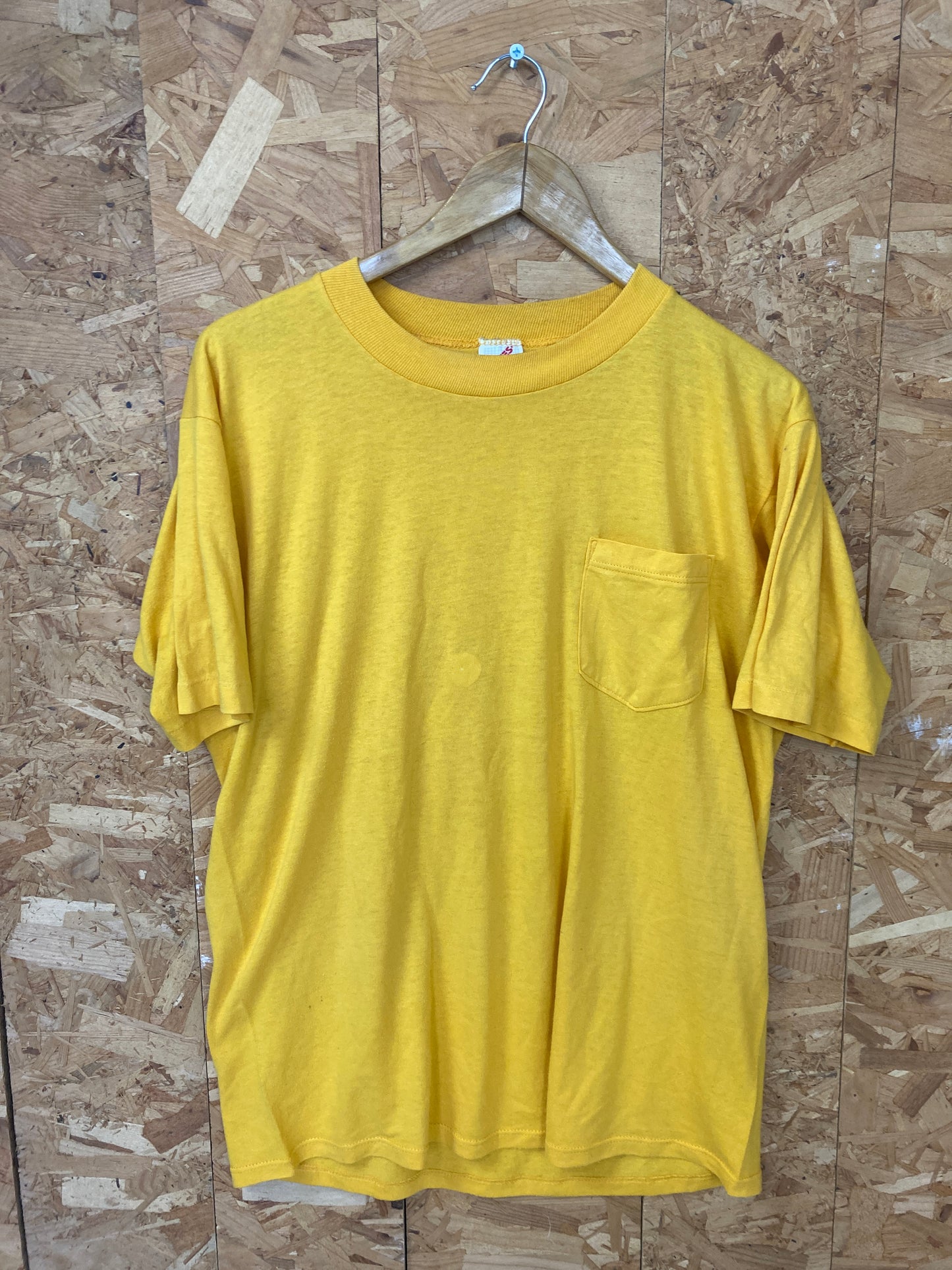 Vintage 90s yellow single pocket Kewin Paper Co souvenir t-shirt size large