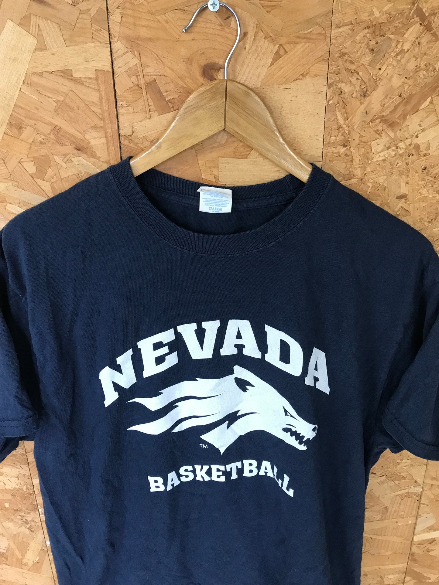 Vintage 90s Nevada Basketball team college varsity souvenir USA navy blue t-shirt size large