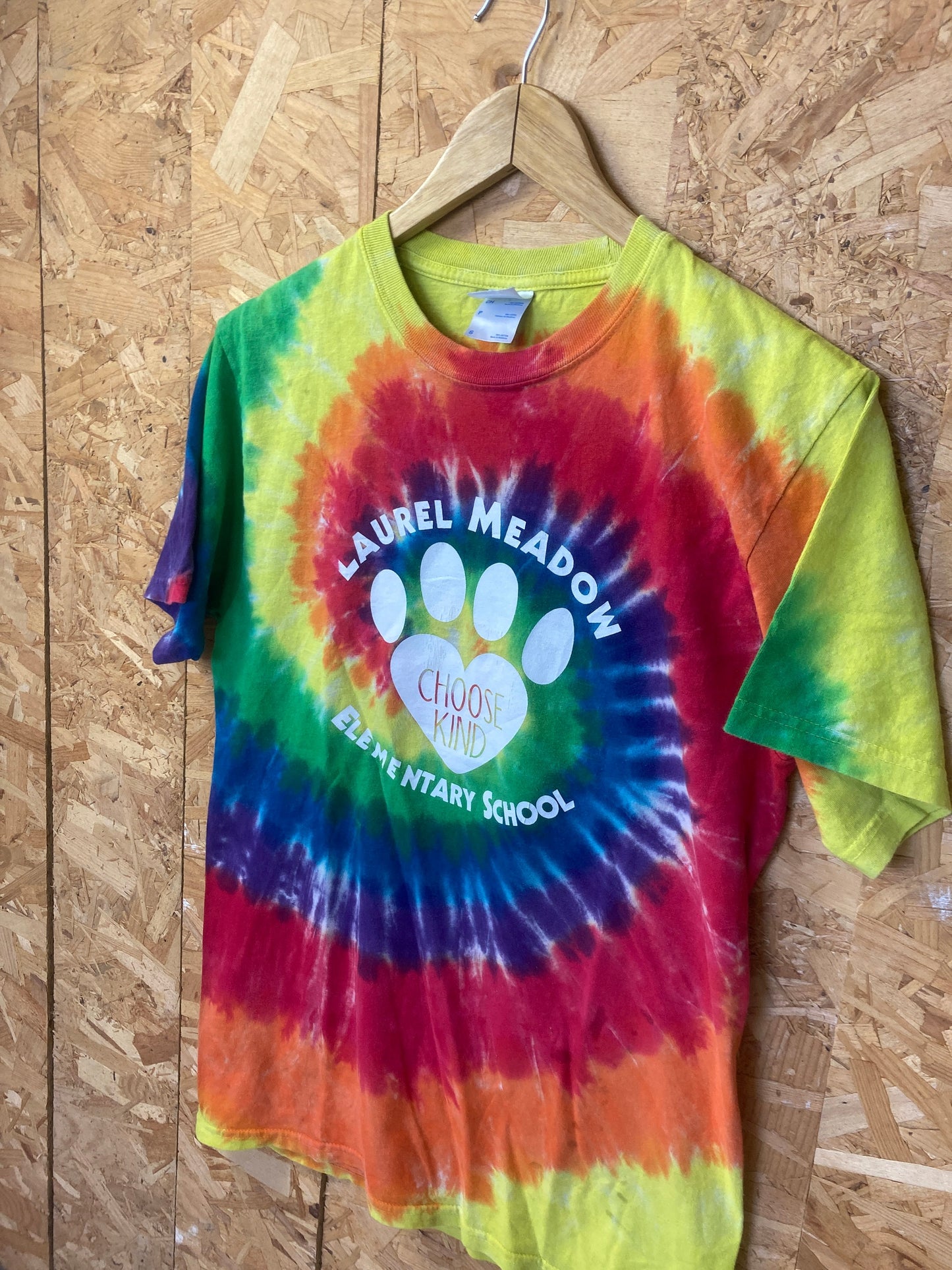 Vintage 90s 'Choose Kind' Laurel Meadow Elementary School USA rainbow tie dye souvenir festival t-shirt size small