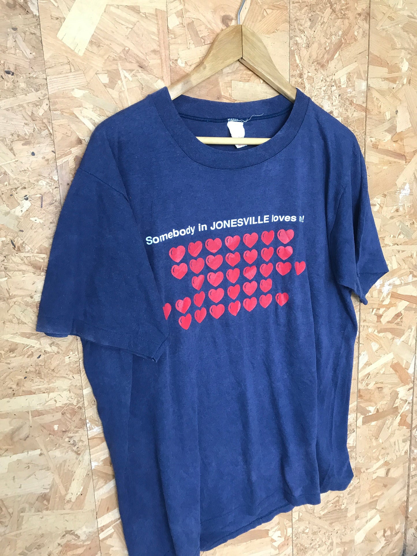 Vintage 80s 'Somebody In Jonesville Loves Me' souvenir USA North Carolina quirky navy blue t-shirt size XL