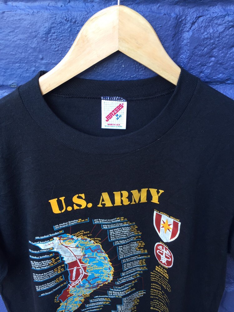 Vintage 80s USA Army 44th medical brigade souvenir black t shirt size medium