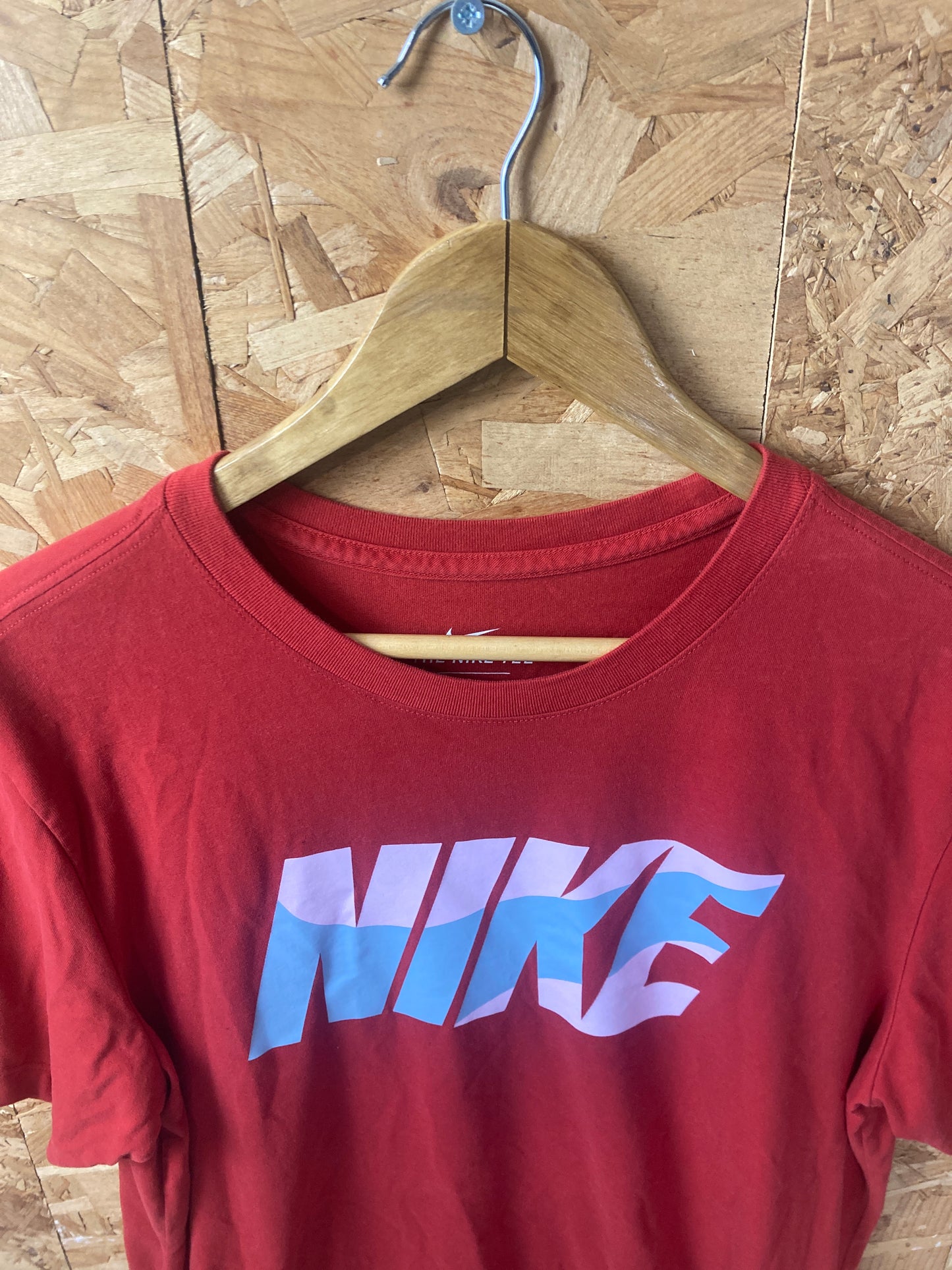 Vintage Y2K Nike red swoosh in logo t-shirt size medium